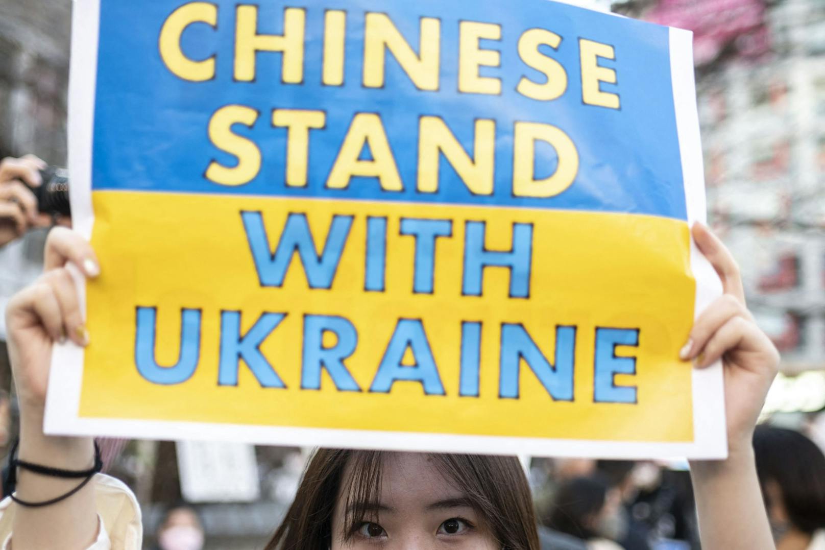 Währenddessen gehen Menschen weltweit (im Bild: Tokyo, Japan) auf die Straßen, um gegen den Krieg in der Ukraine zu demonstrieren.&nbsp;