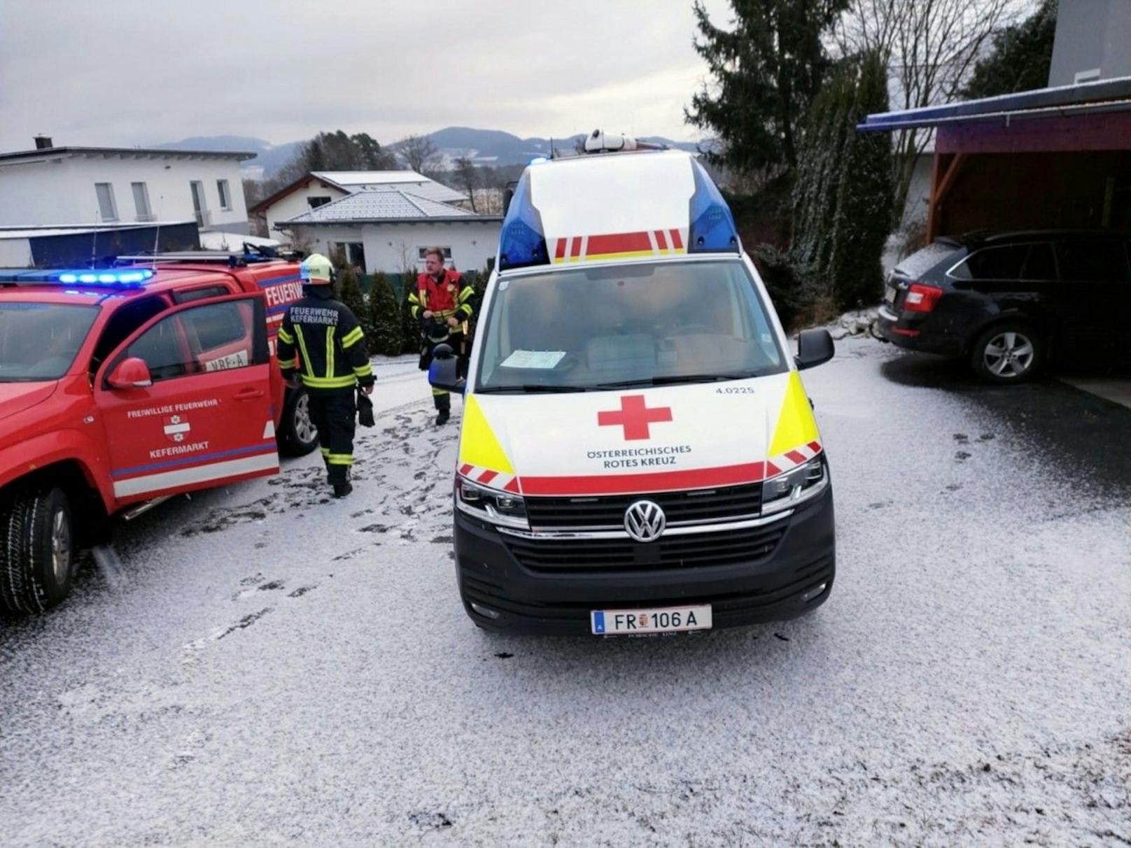 Denen gelang es mit viel Geduld und Vaseline, das Kind (unverletzt) zu befreien.