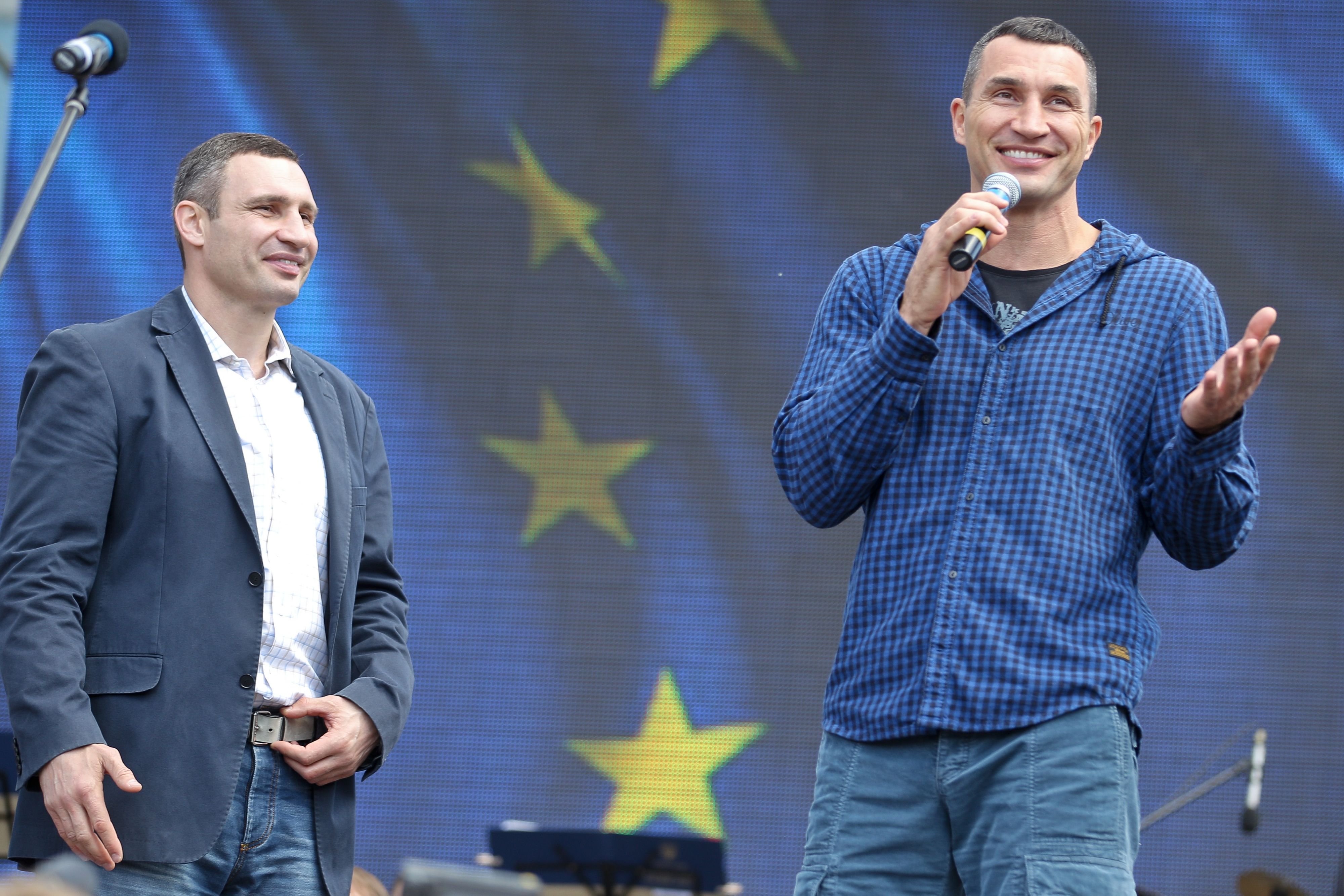 Ein Bild aus friedlichen Zeiten - Vitali und Vladmir Klitschko setzten sich bereits 2015 für einen EU-Beitritt der Ukraine ein. 