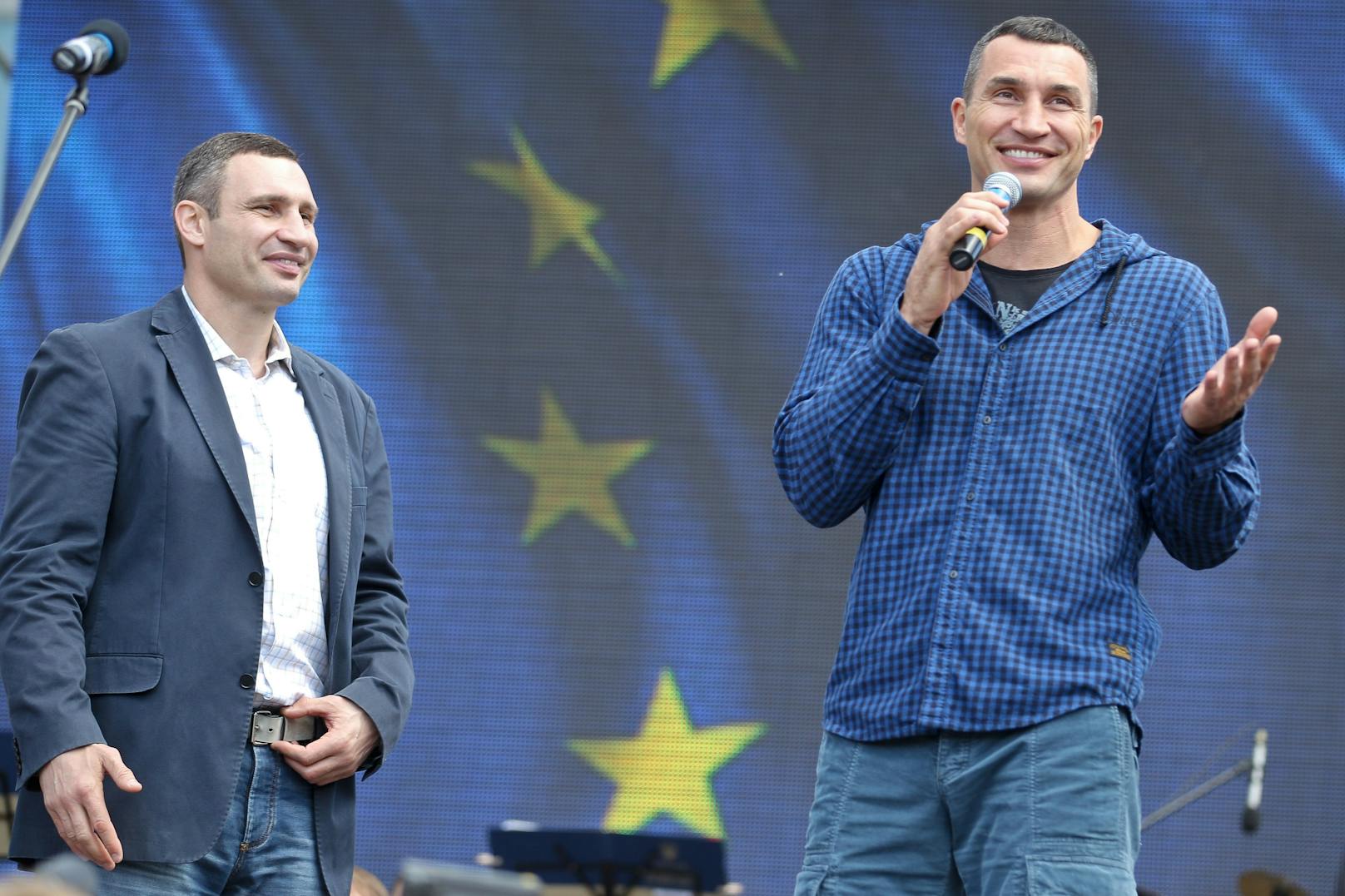 Ein Bild aus friedlichen Zeiten - Vitali und Vladmir Klitschko setzten sich bereits 2015 für einen EU-Beitritt der Ukraine ein. 
