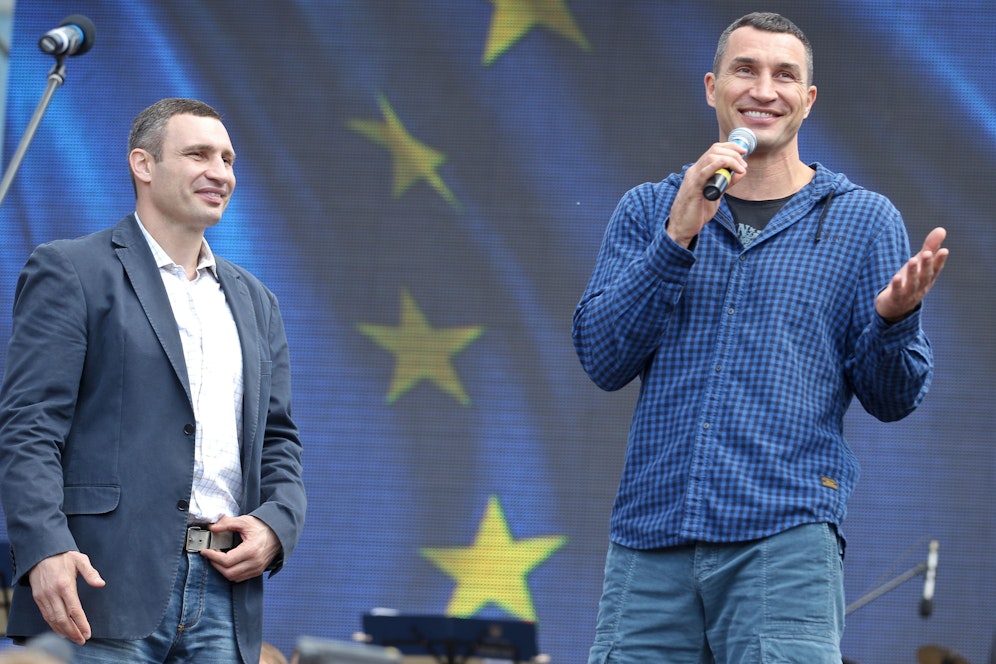 Ein Bild aus friedlichen Zeiten - Vitali und Vladmir Klitschko setzten sich bereits 2015 für einen EU-Beitritt der Ukraine ein. 