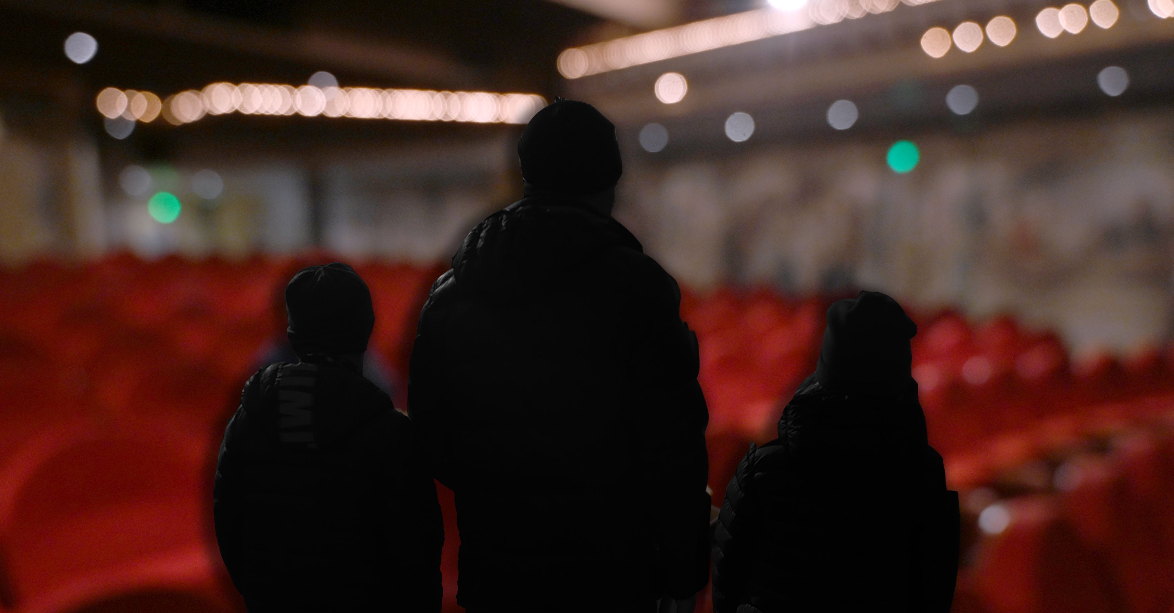 Der Vater wollt mit seinen Kindern ins Kino.