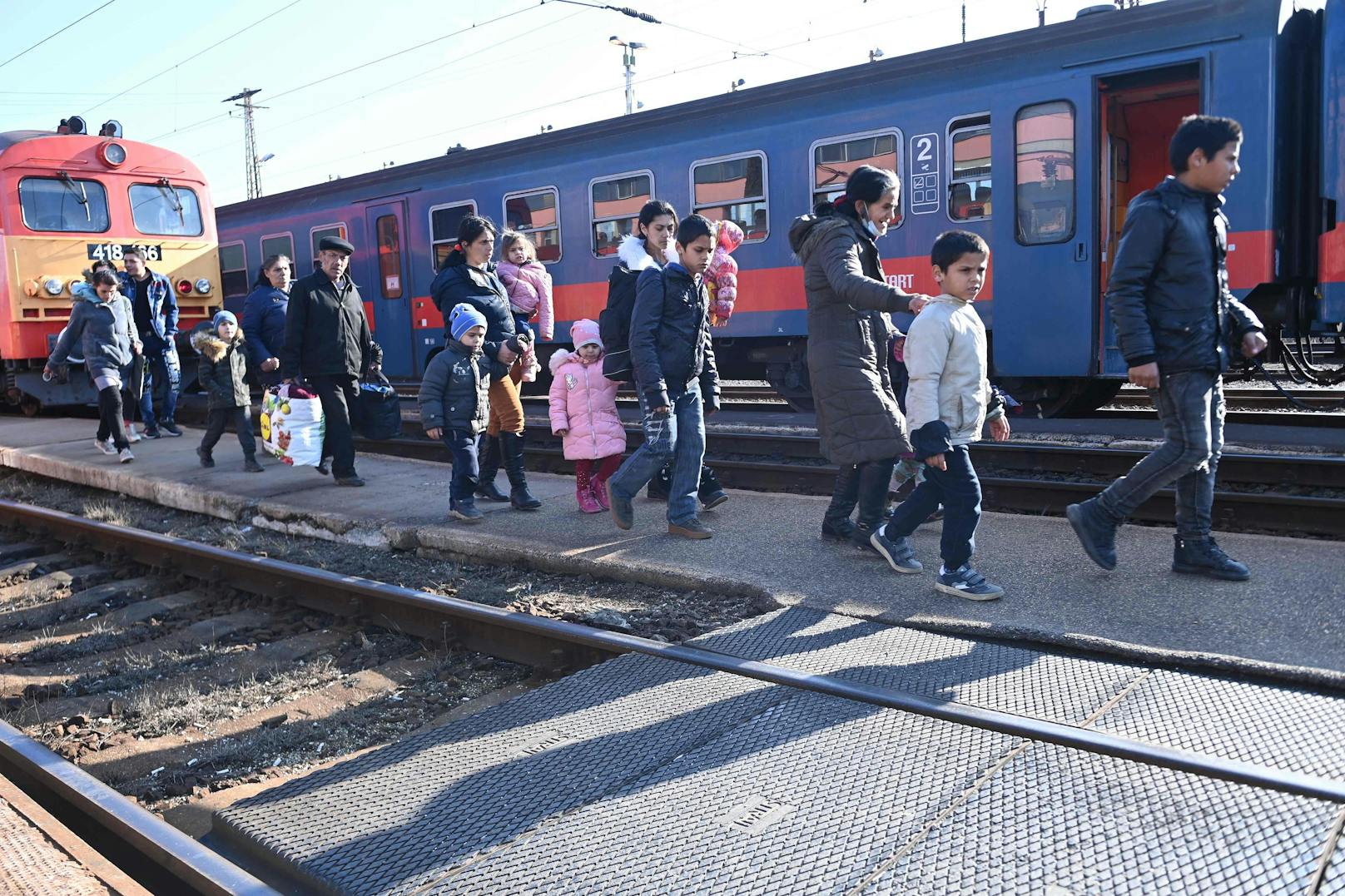 Flüchtlinge aus der Ukraine bei der Ankunft in Ungarn. 