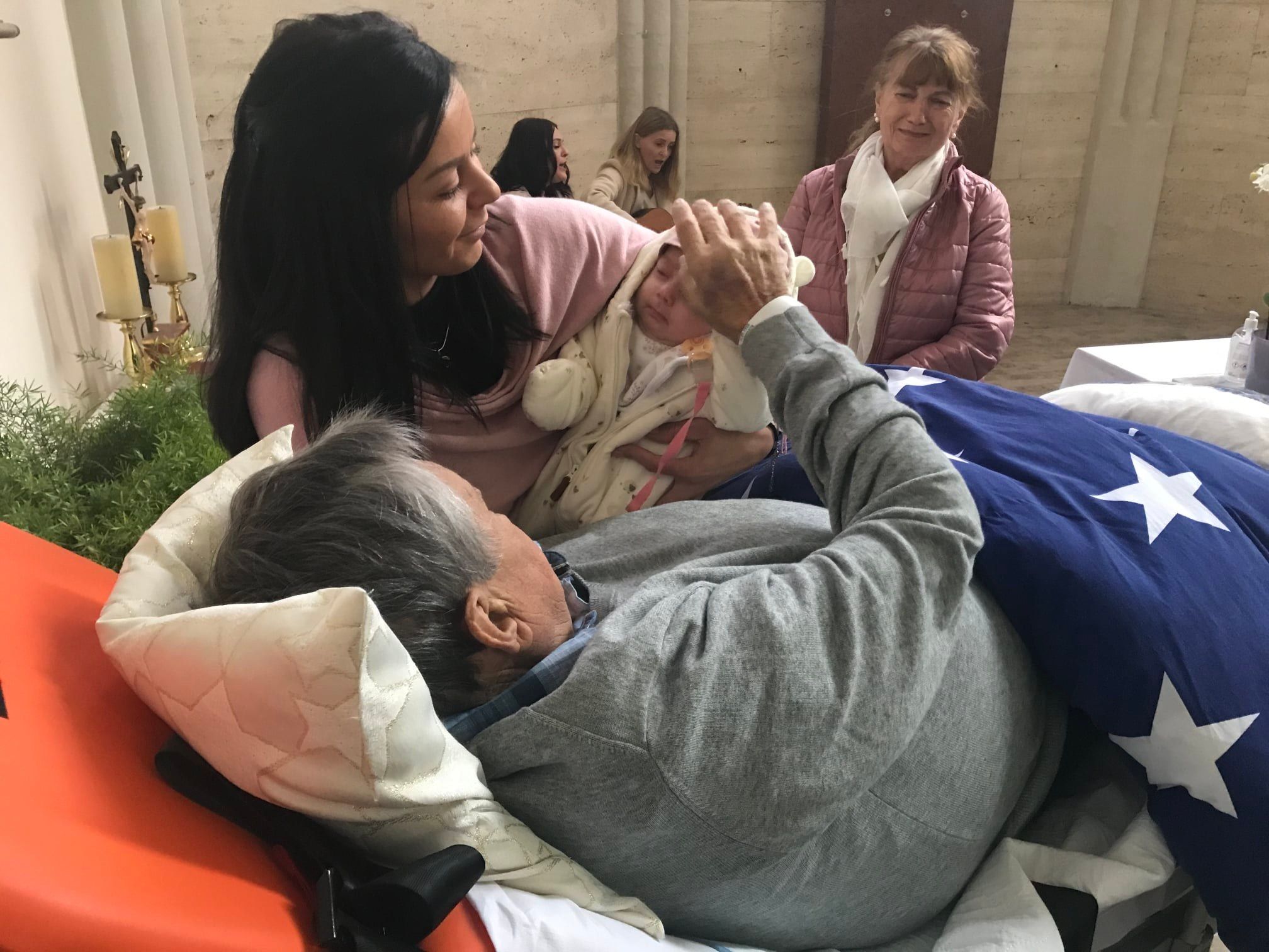 Gottfried G. gibt seiner Enkeltochter zum Abschied ein Kreuzzeichen auf die Stirn.