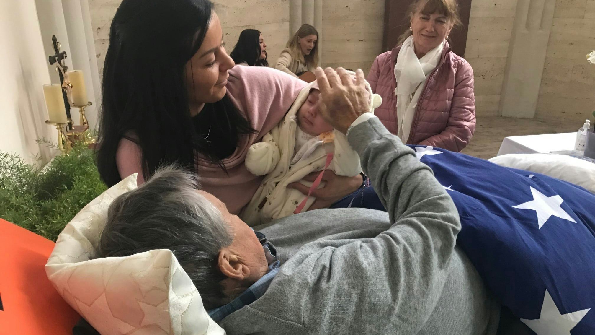 Gottfried G. gibt seiner Enkeltochter zum Abschied ein Kreuzzeichen auf die Stirn.