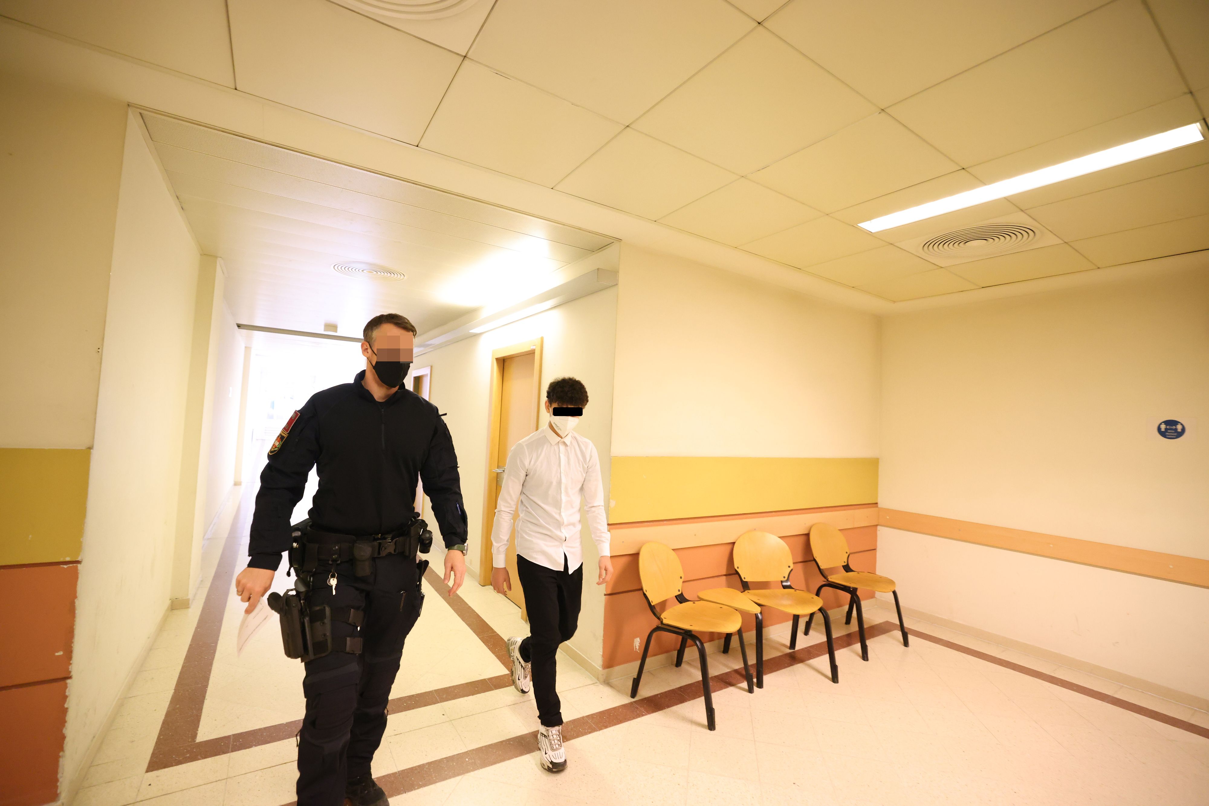 Der Angeklagte (14) soll mehrere Überfälle begangen haben.