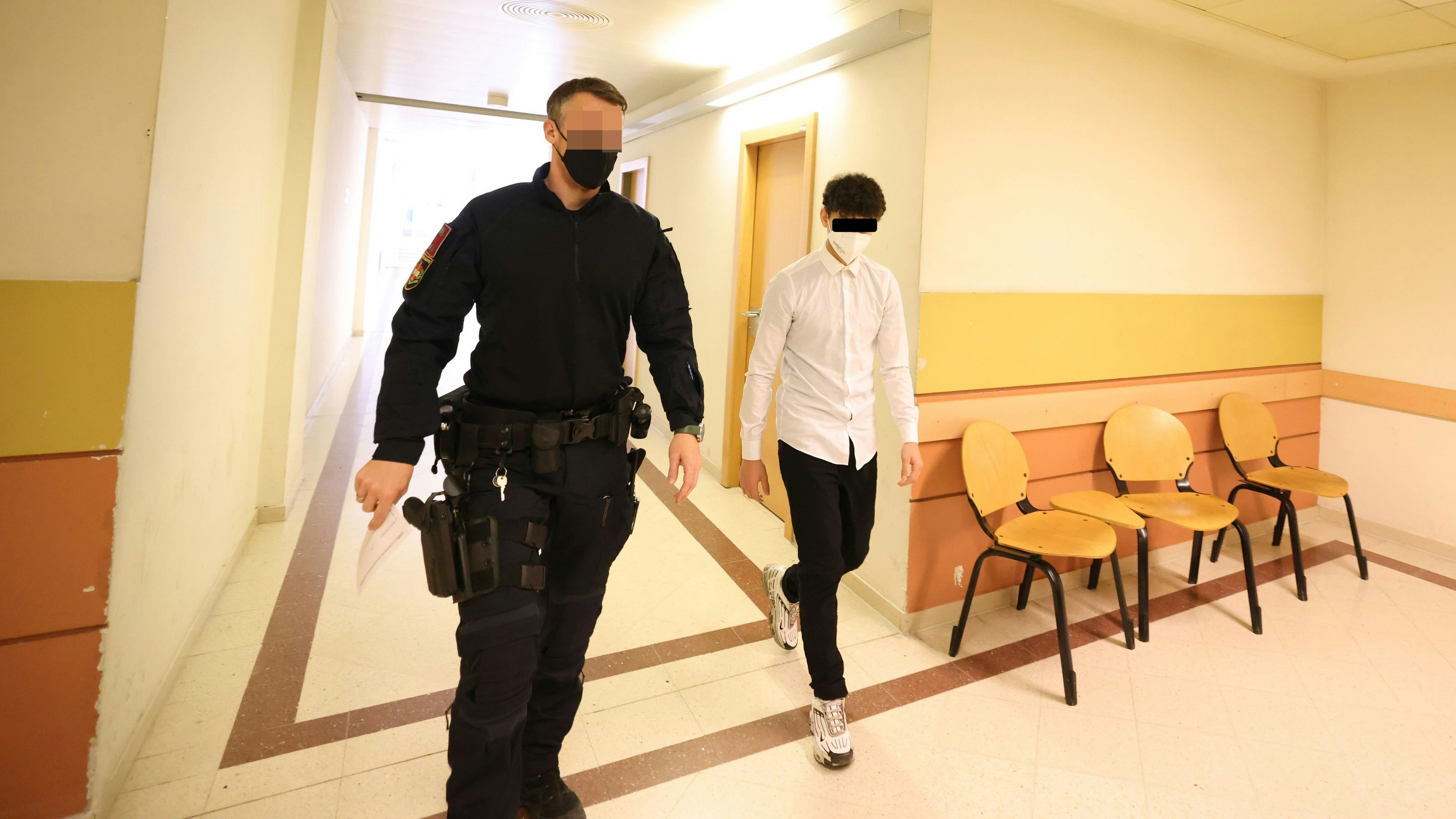 Der Angeklagte (14) soll mehrere Überfälle begangen haben.