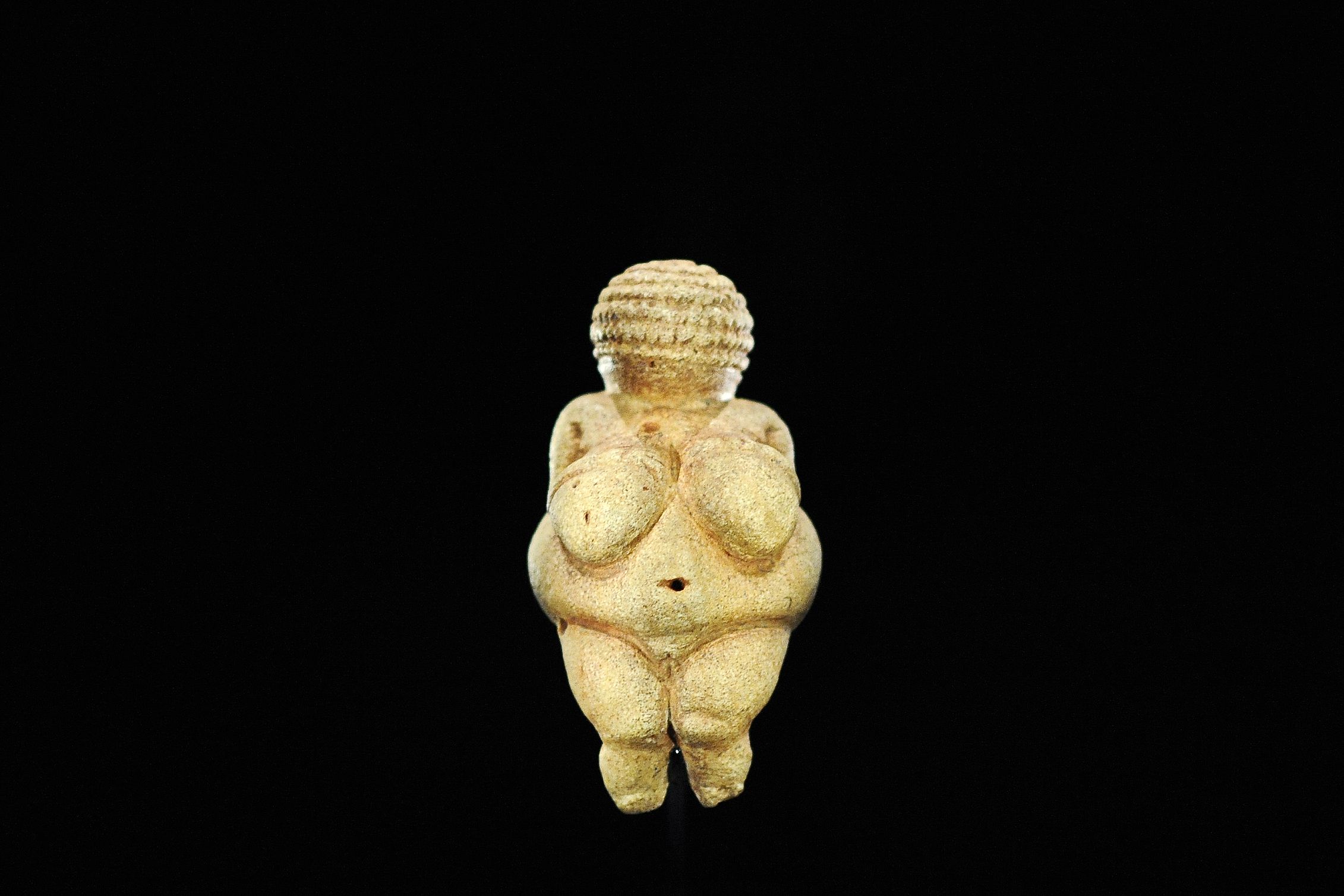 Download von www.picturedesk.com am 28.02.2022 (12:55).  ABD0084_20150929 - WIEN - ÖSTERREICH: "Die Venus von Willendorf, Altsteinzeit, 29.500 Jahre, Willendorf, NÖ)" aufgenommen im Venuskabinett am Dienstag, 29. September 2015, anl. der Wiedereröffnung der prähistorischen Schausäle im Naturhistorischen Museum (NHM) in Wien. - FOTO: APA/HERBERT NEUBAUER  _ - 20150929_PD1908 - Rechteinfo: Rights Managed (RM)