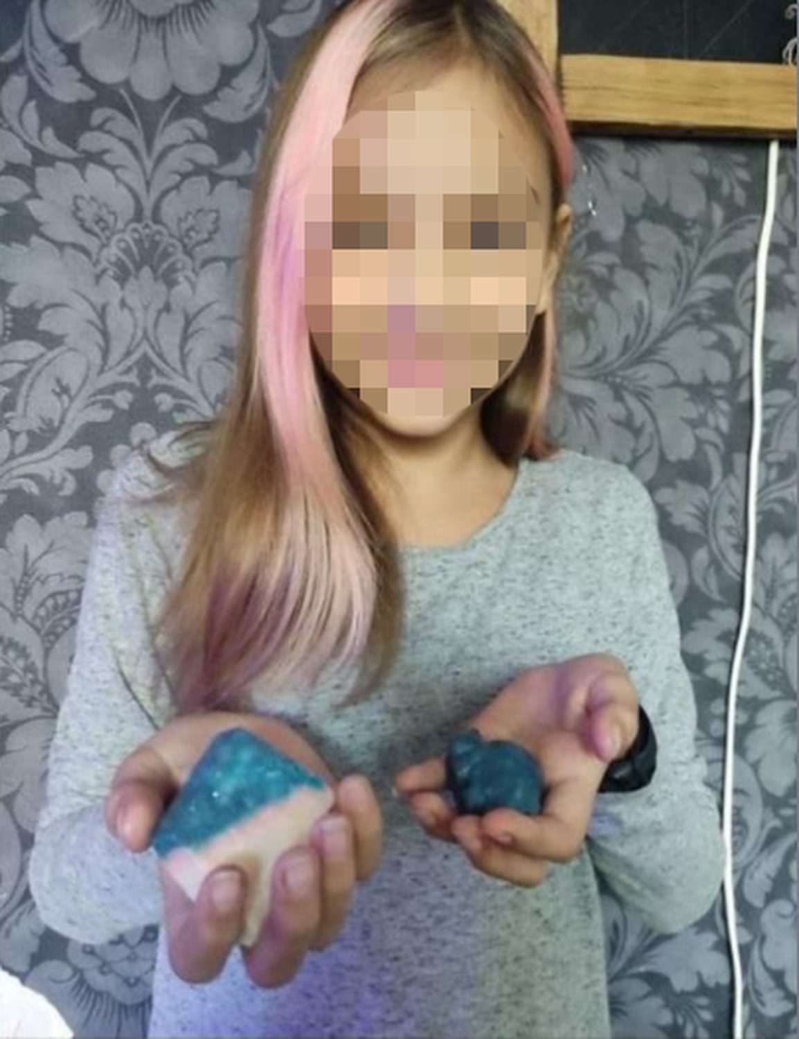 Polina ging in die letzte Klasse der Volksschule. Sie und ihr Eltern sind durch Kampfhandlungen umgekommen.