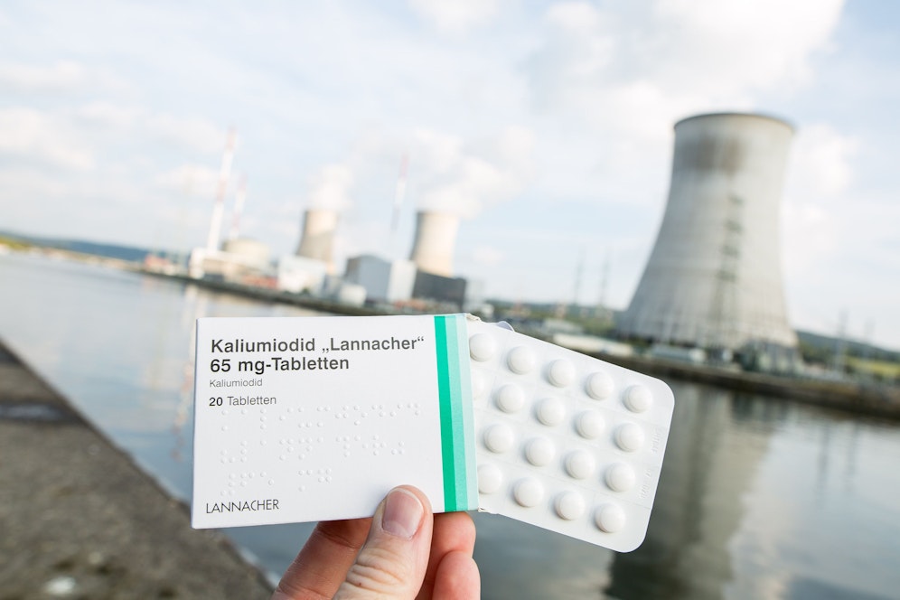 Die selbstständigen Einnahme von Kaliumiodid-Tabletten kann eine Schilddrüsenüberfunktion verstärken oder gar erst auslösen.