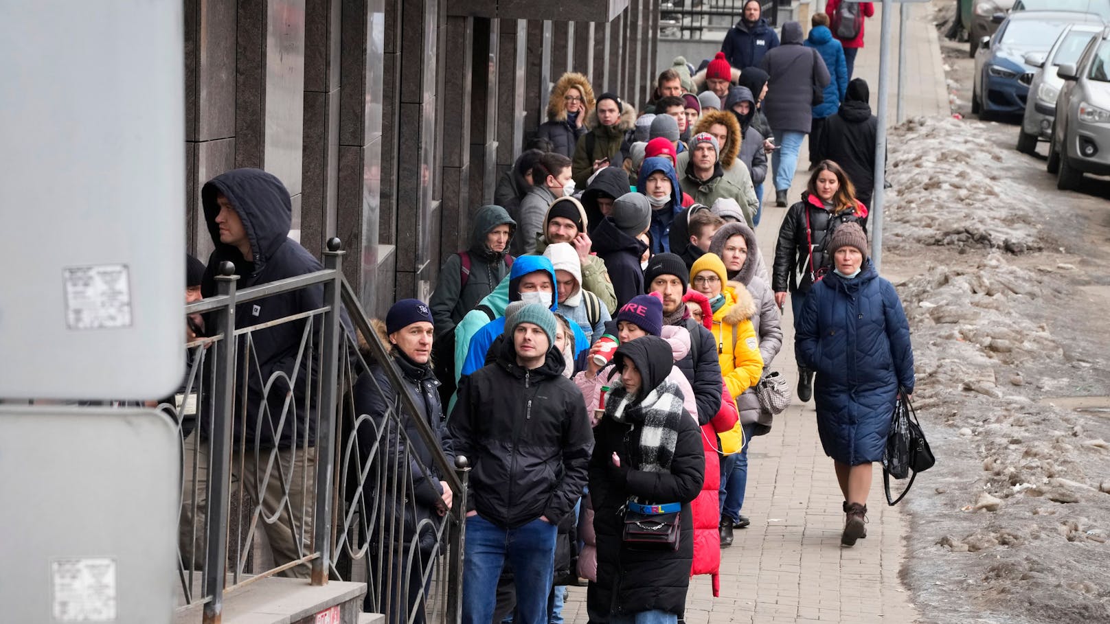 So sahen die Schlangen vor russischen Banken aus.