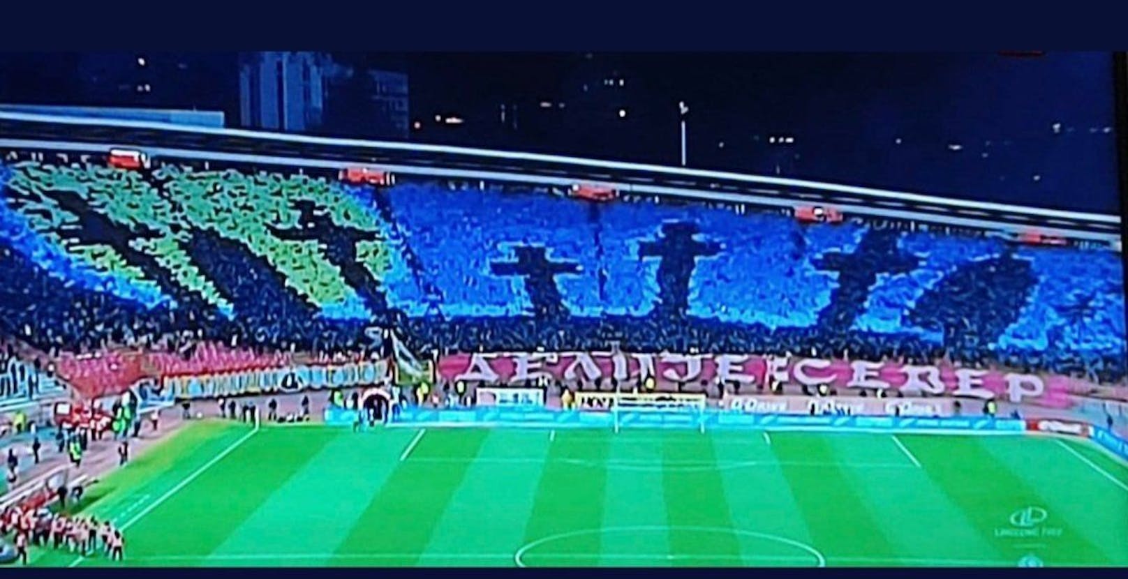 Choreo von Roter-Stern-Fans im Derby gegen Partizan: Grabsteine in den Farben der Ukraine&nbsp;