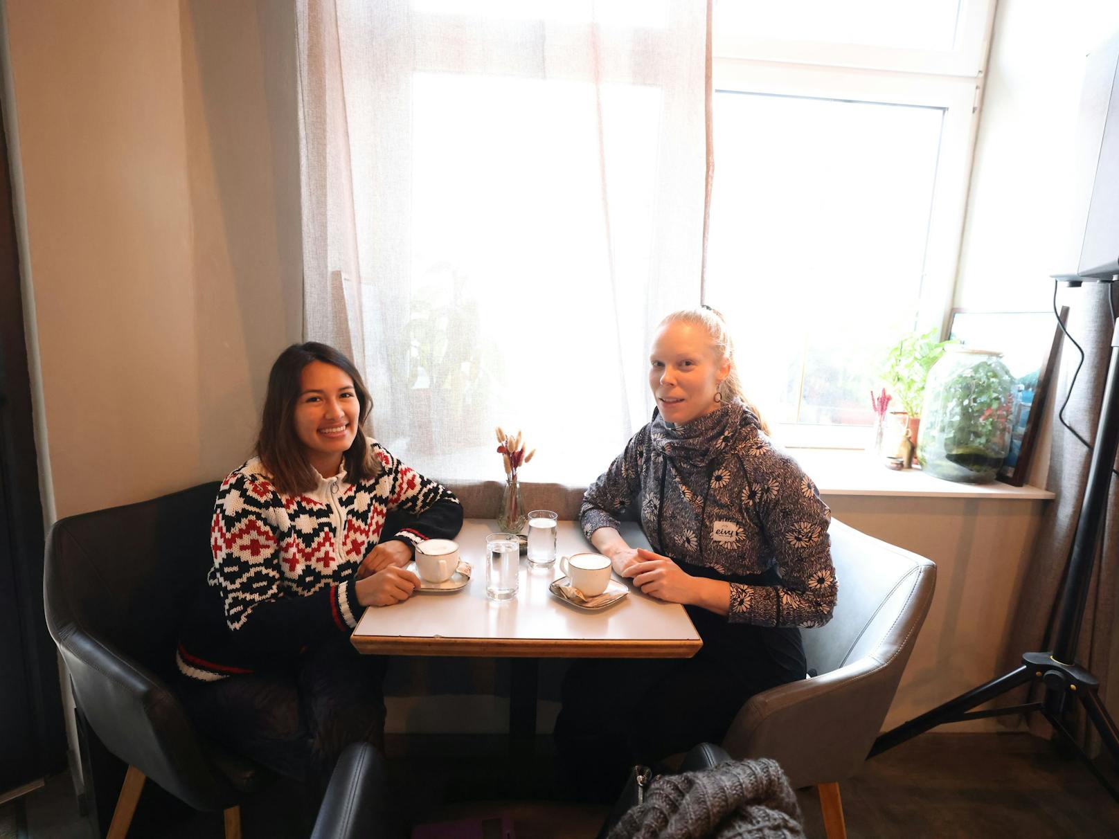 Von links nach rechts: Für Annika (33) und Andrea (28) ist ein Kaffee eine Kleinigkeit, um zu helfen.