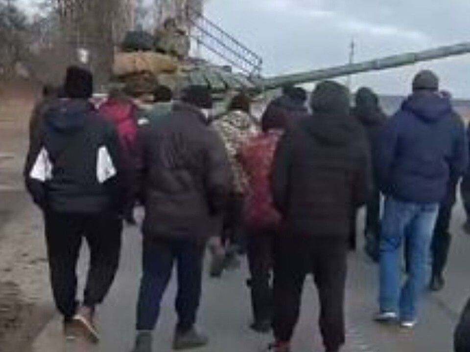 Mutige Zivilisten in&nbsp;der ukrainischen Kleinstadt Korjukiwka haben einen russischen Panzer gestoppt.