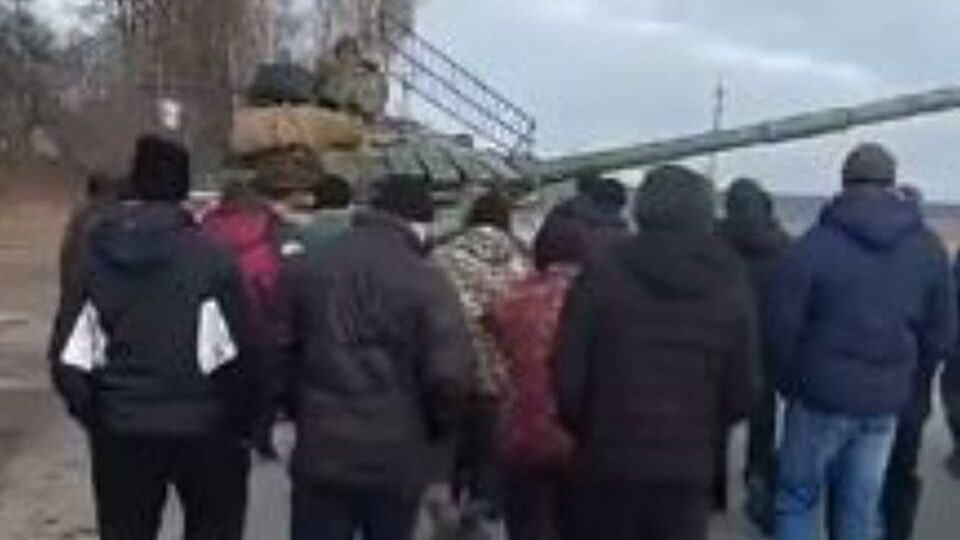 Video zeigt, wie Zivilisten russische Panzer blockieren