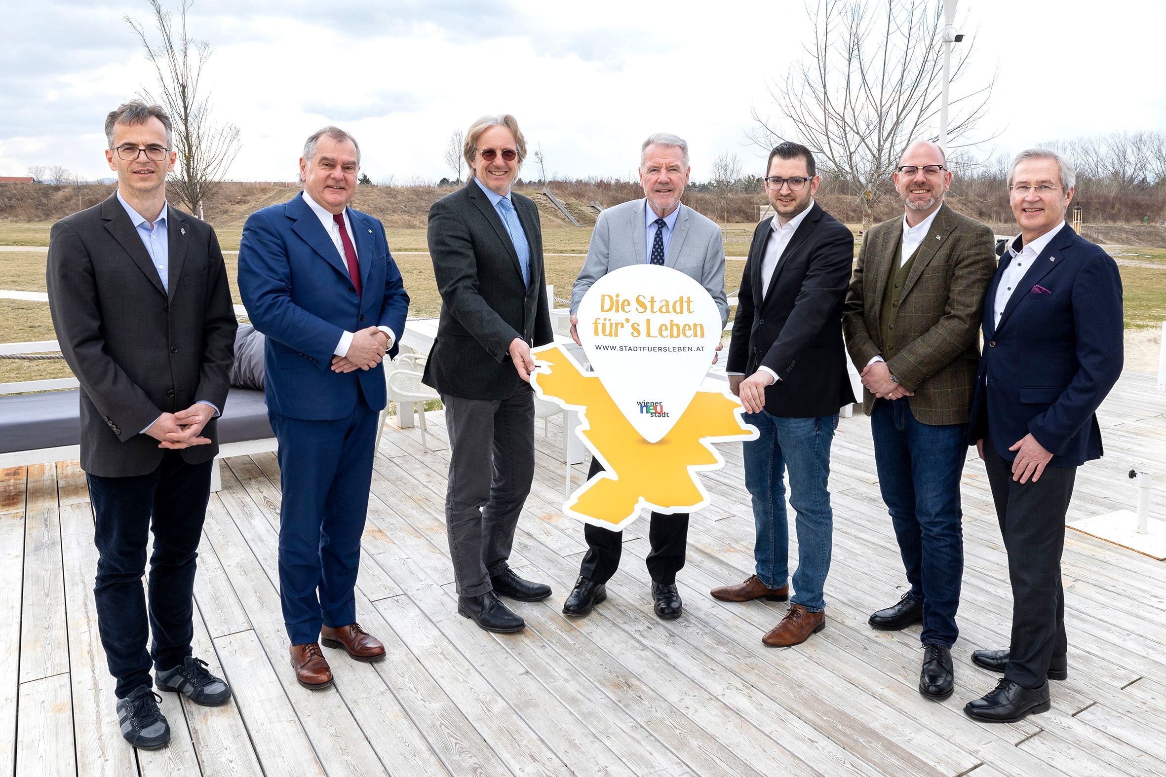 Robert Schweighofer (Magistrat Wiener Neustadt, Leiter Gruppe Stadtentwicklung, Verkehr, Umwelt & Energie), Infrastrukturstadtrat LAbg. Franz Dinhobl, Thomas Knoll (Knollconsult), Bürgermeister Klaus Schneeberger, Gemeinderat Philipp Gerstenmayer, Umweltstadtrat Norbert Horvath und Stadt-Baudirektor Manfred Korzil (von links)