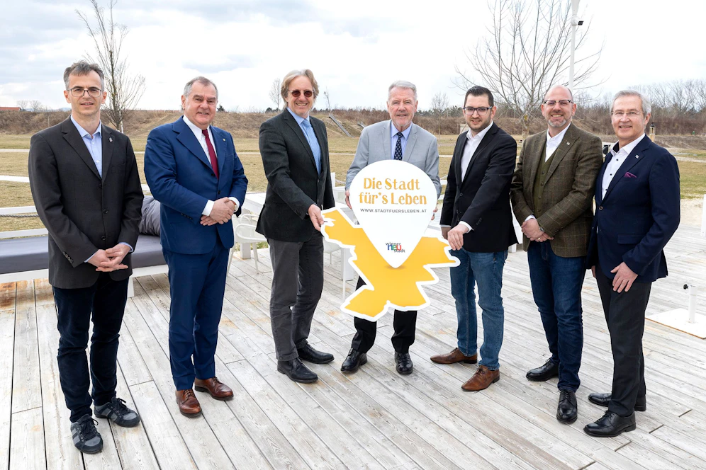 Robert Schweighofer (Magistrat Wiener Neustadt, Leiter Gruppe Stadtentwicklung, Verkehr, Umwelt & Energie), Infrastrukturstadtrat LAbg. Franz Dinhobl, Thomas Knoll (Knollconsult), Bürgermeister Klaus Schneeberger, Gemeinderat Philipp Gerstenmayer, Umweltstadtrat Norbert Horvath und Stadt-Baudirektor Manfred Korzil (von links)
