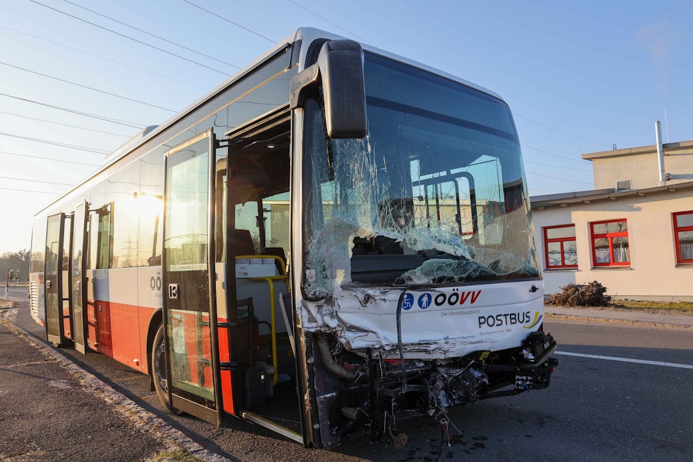 Bus crasht mit zwei&nbsp; Autos