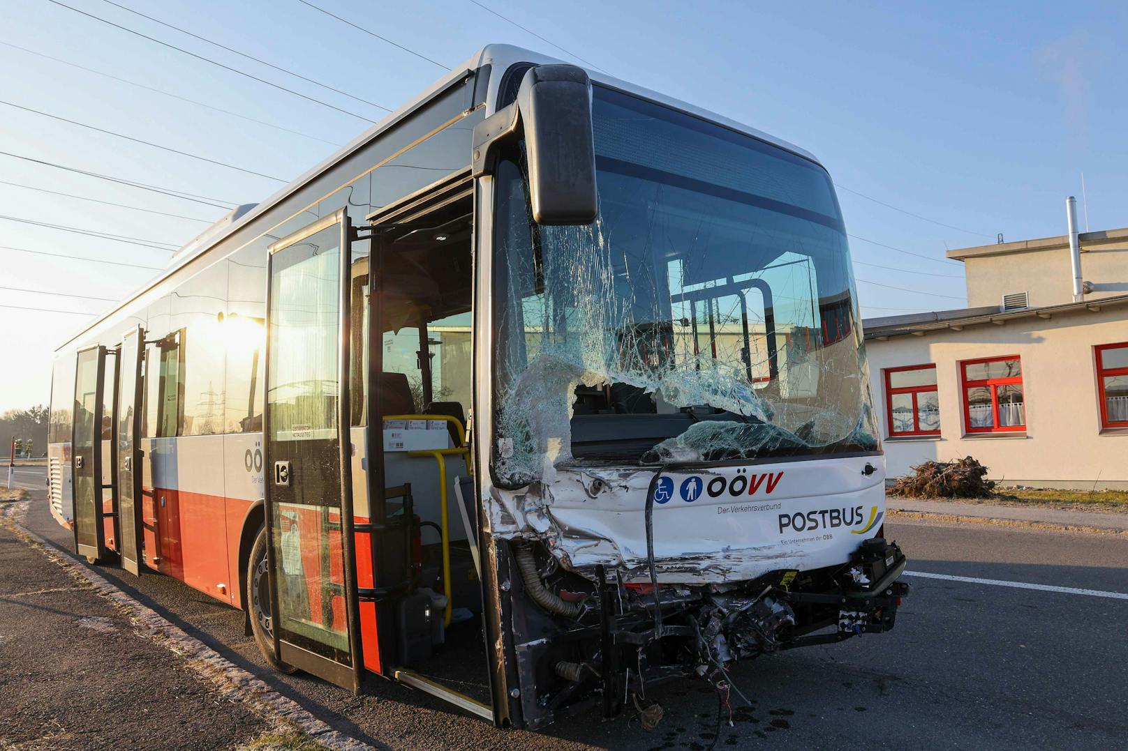 Zum Schulstart: Schul-Bus crasht mit zwei Autos