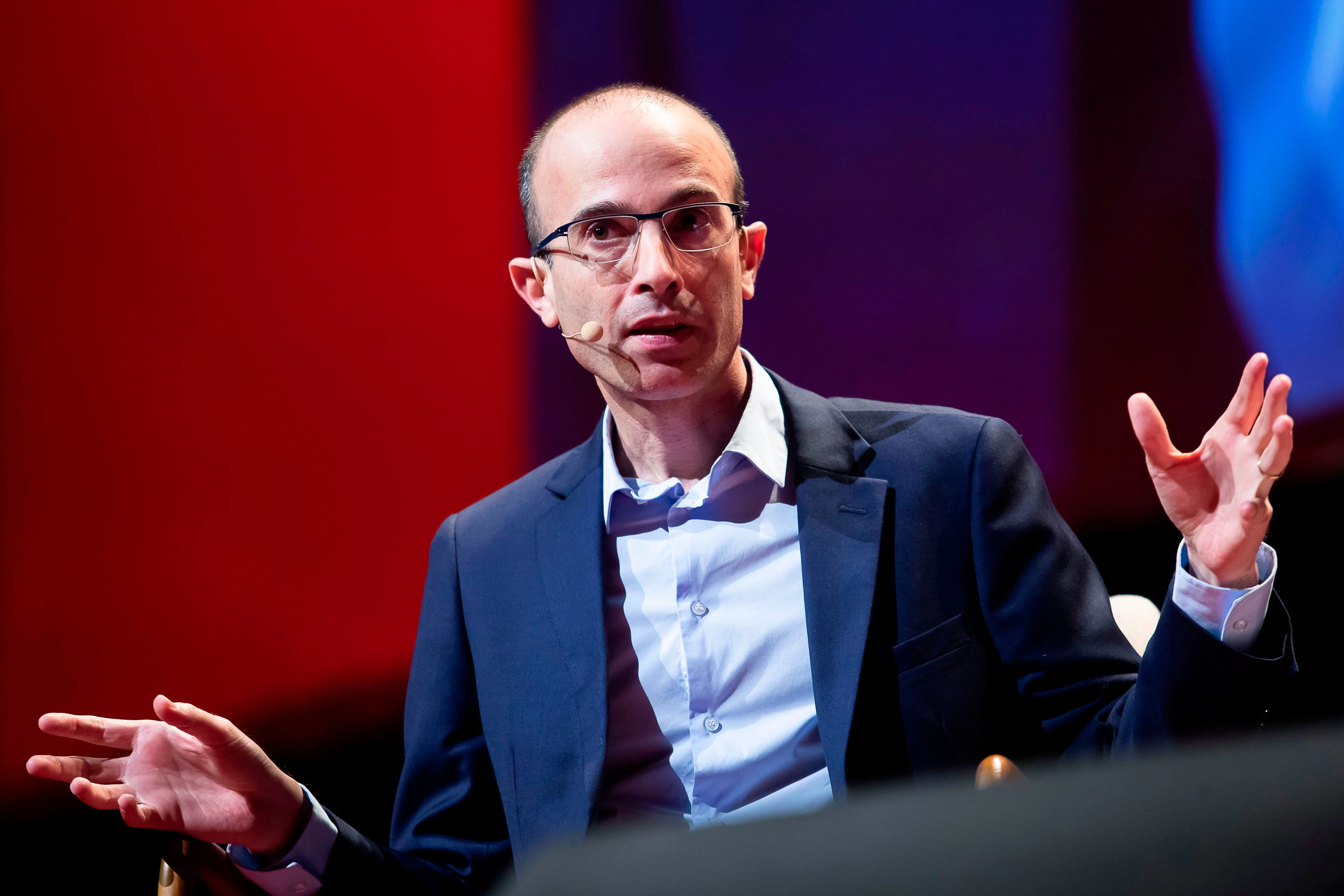 Download von www.picturedesk.com am 28.02.2022 (16:12).  Israeli author, historian and professor Yuval Noah Harari addresses after received a 'Doctor Honoris Causa' from the VUB University before a reading in Antwerp, on January 27, 2020. (Photo by KRISTOF VAN ACCOM / Belga / AFP) / Belgium OUT - 20200127_PD11660 - Rechteinfo: Rights Managed (RM) Nur für redaktionelle Nutzung! Werbliche Nutzung erfordert Freigabe: bitte schicken Sie uns eine Anfrage.