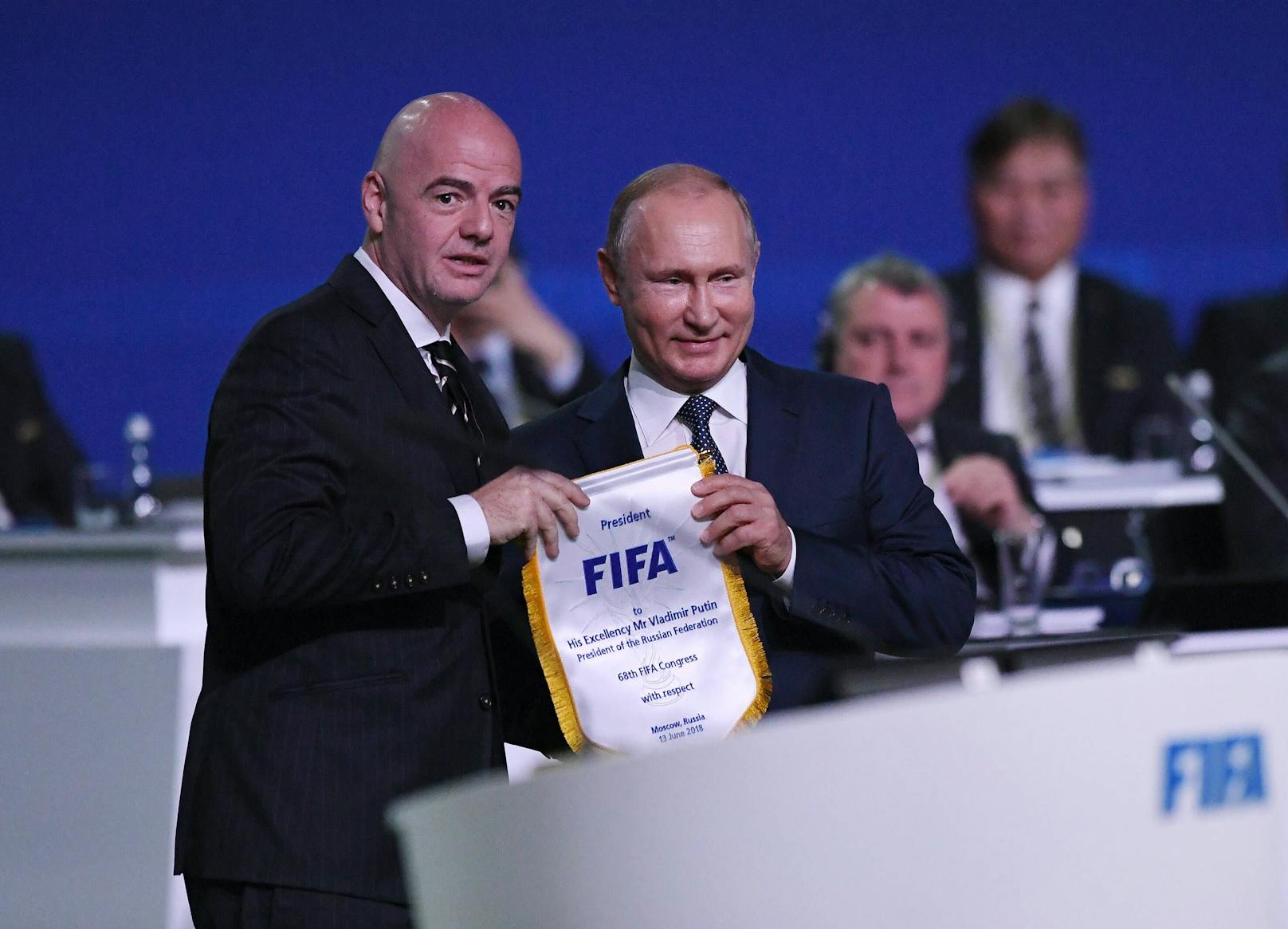 FIFA-Boss Gianni Infantino mit Russland-Machthaber Wladimir Putin: Der Fußball-Weltverband verhängte erste Sanktionen
