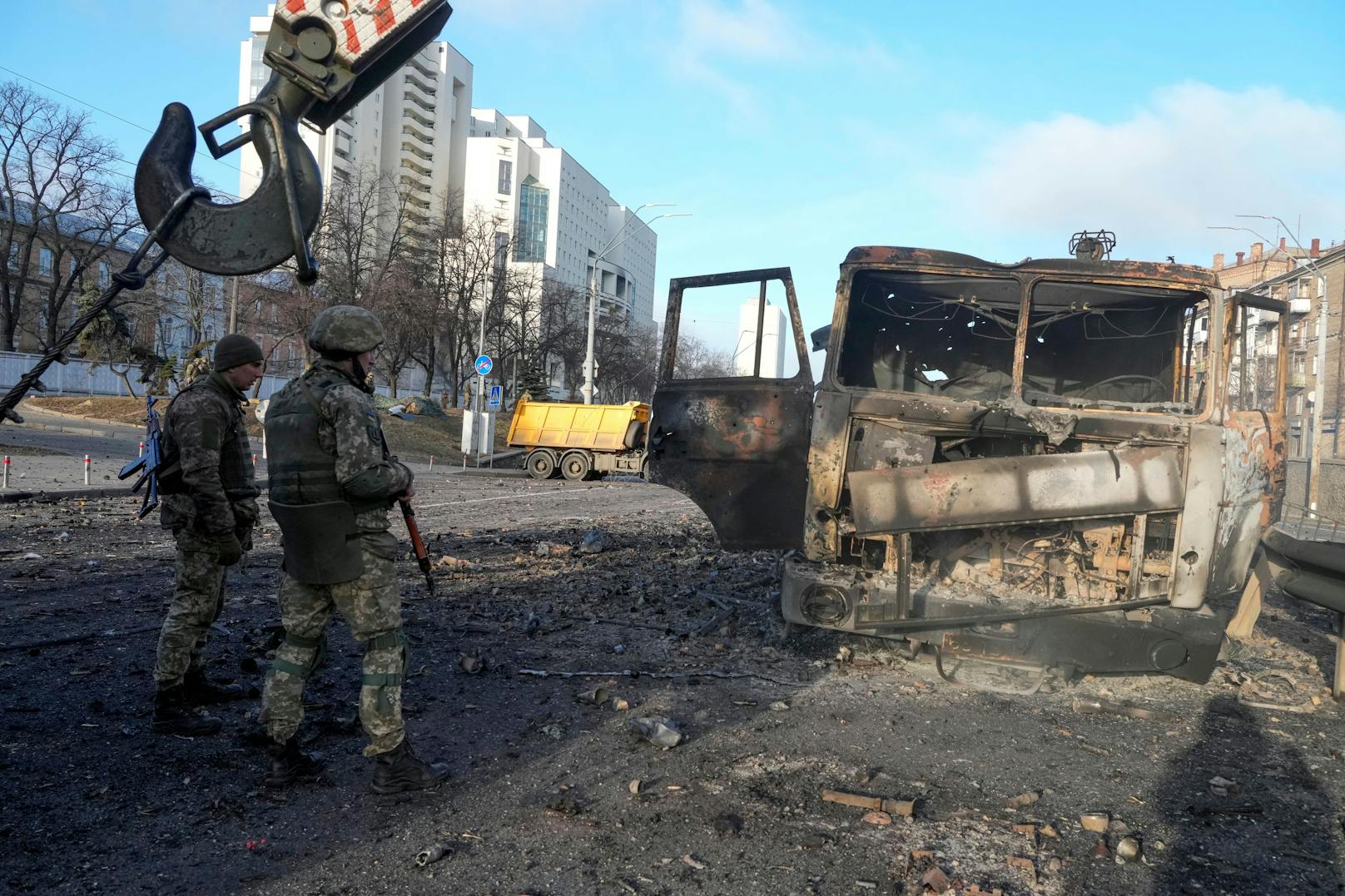 Ukrainische Soldaten vor einem ausgebrannten Fahrzeug in Kiew: Die Armee erwartet einen massiven Sturm der Russen auf die Hauptstadt.