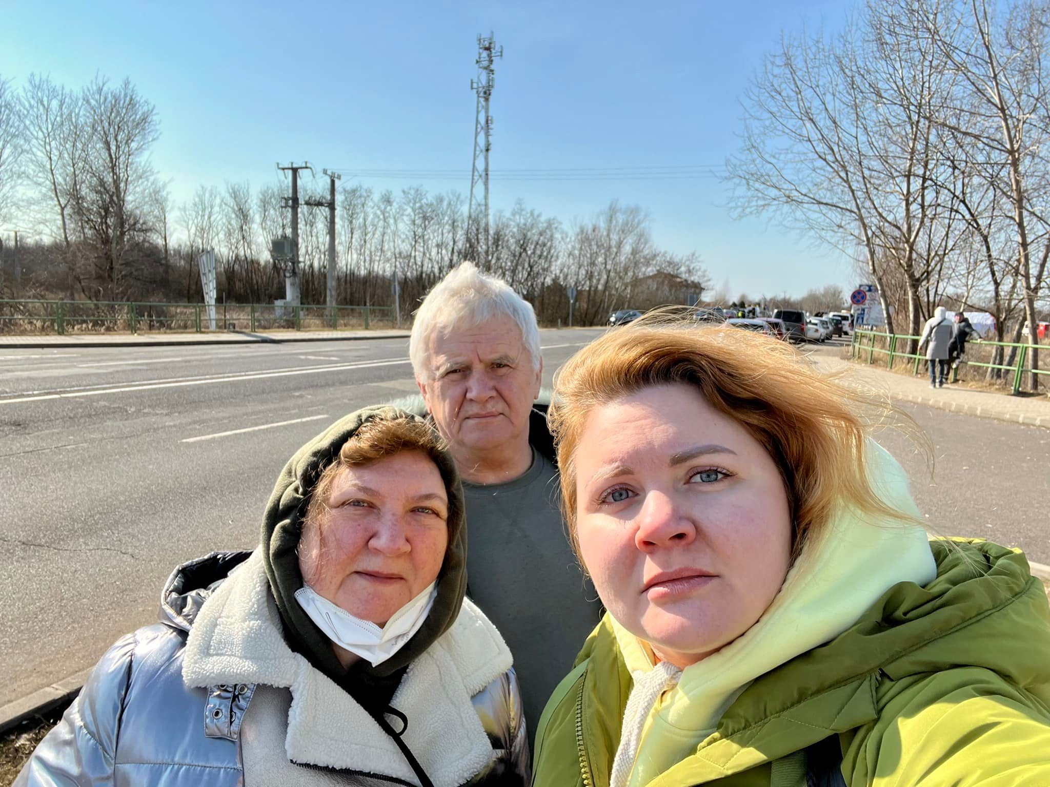 Wienerin Kateryna (re.) und ihre Eltern Marianna und Volodymyr flüchteten am Sonntag aus der Ukraine über die ungarische Grenze nach Wien.