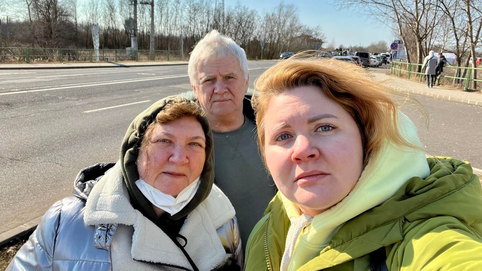 Wienerin Kateryna (re.) und ihre Eltern Marianna und Volodymyr flüchteten am Sonntag aus der Ukraine über die ungarische Grenze nach Wien.