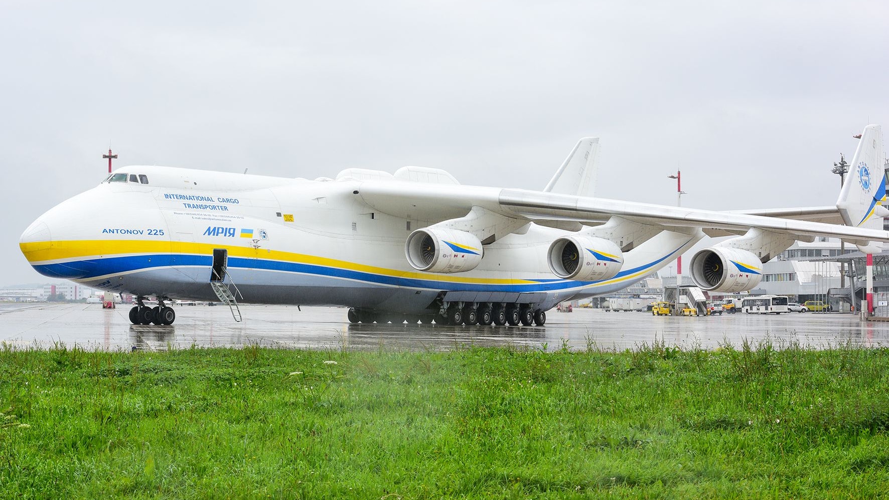 Download von www.picturedesk.com am 28.02.2022 (11:10).  08.10.2021, AUT, Linz, Airport Hörsching, Fototermin, Themenbild, das grösste Frachtflugzeug der Welt landete am Flughafen Linz-Hörsching. Geladen waren medizinische Verbrauchsartikel mit einem Gesamtgewicht von etwa 100 Tonnen für ein Tiroler Unternehmen. im Bild das Frachtflugzeug Antonov AN 225, Austria .he world's largest cargo plane landed at Linz-Hörsching Airport. Medical consumables with a total weight of around 100 tons for a Tyrolean company were loaded. in the picture the Antonov AN 225 cargo plane, PhotoCredit Johanna Schlosser - 20211007_PD14448 - Rechteinfo: Rights Managed (RM) Nur fÃ¼r redaktionelle Nutzung!