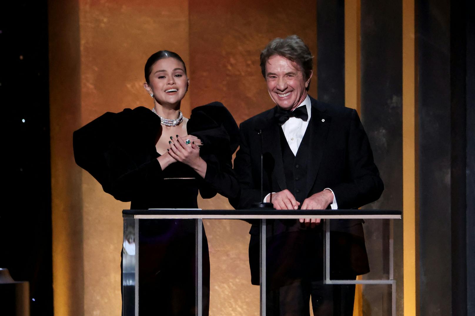 Selena Gomez und Martin Short auf der Bühne der 28. Screen Actors Guild Awards.