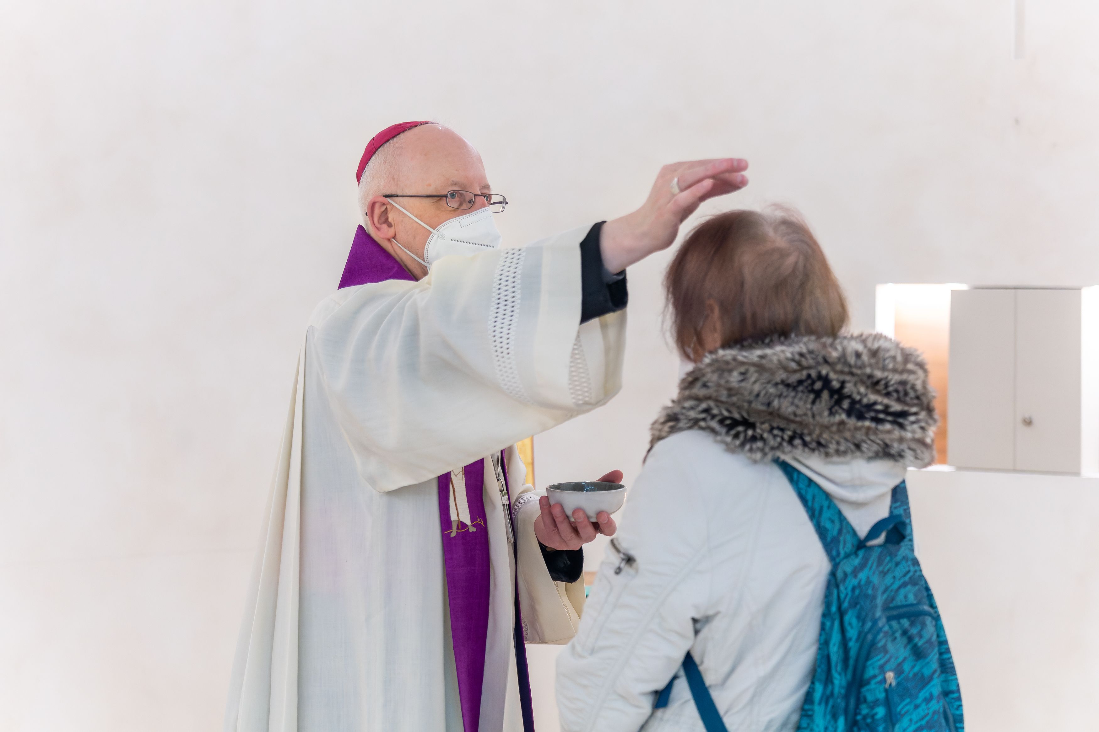Die Asche soll den Menschen an seine eigene Vergänglichkeit erinnern und symbolisiert, dass Altes vergehen muss, damit Neues entstehen kann. Mit dem Aschenkreuz auf der Stirn bekennen die Gläubigen öffentlich ihre Bereitschaft zu Umkehr und Buße. Gleichzeitig symbolisiert die Asche in Kreuzesform, dass für Christen Kreuz und Tod nicht das Ende bedeuten, sondern den Anfang eines ewigen Lebens bei Gott Wien, Raum der Stille, Hauptbahnhof