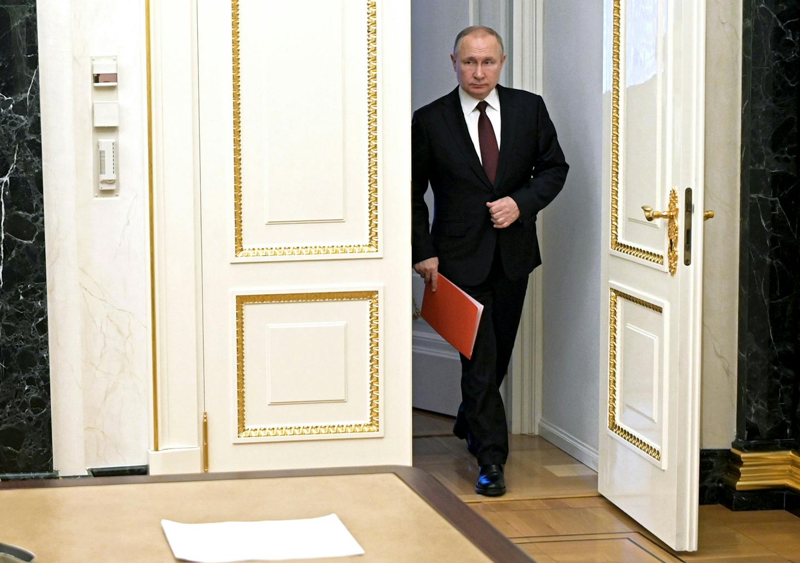 <strong>Mit diesem Foto will der Kreml belegen, dass sich Putin nach Kriegsbeginn noch in Moskau befand.</strong>