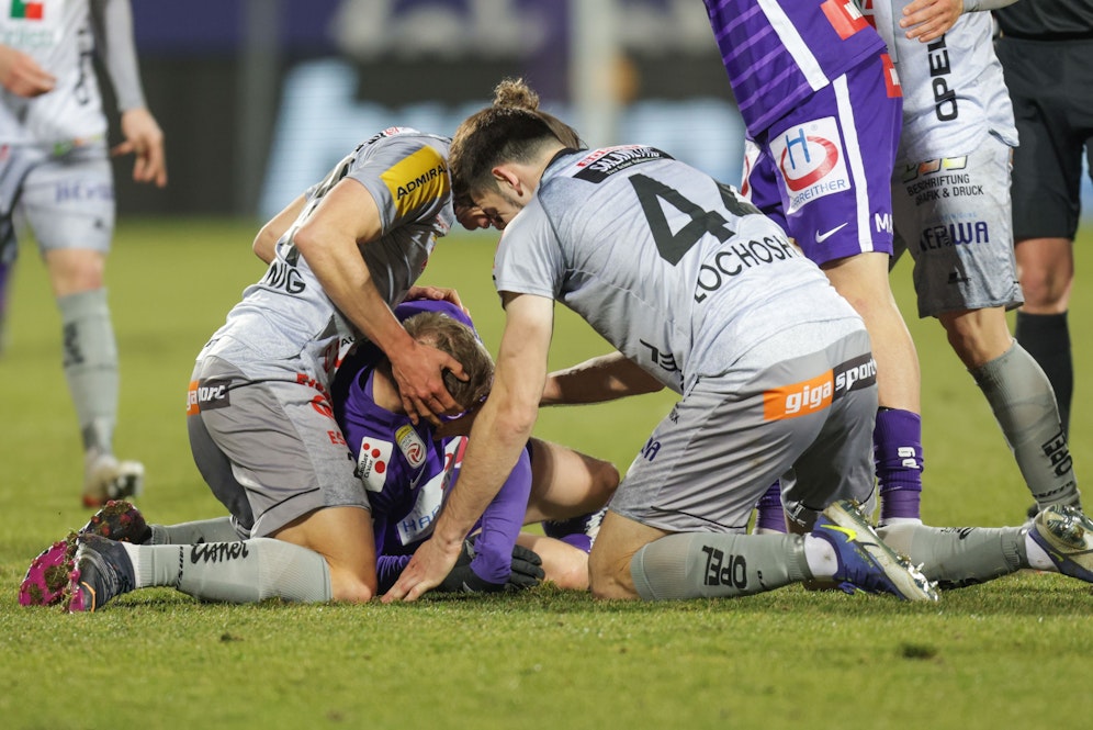 Austrias Teigl am Boden: WAC-Verteidiger Lochoshvili leistet erste Hilfe.&nbsp;