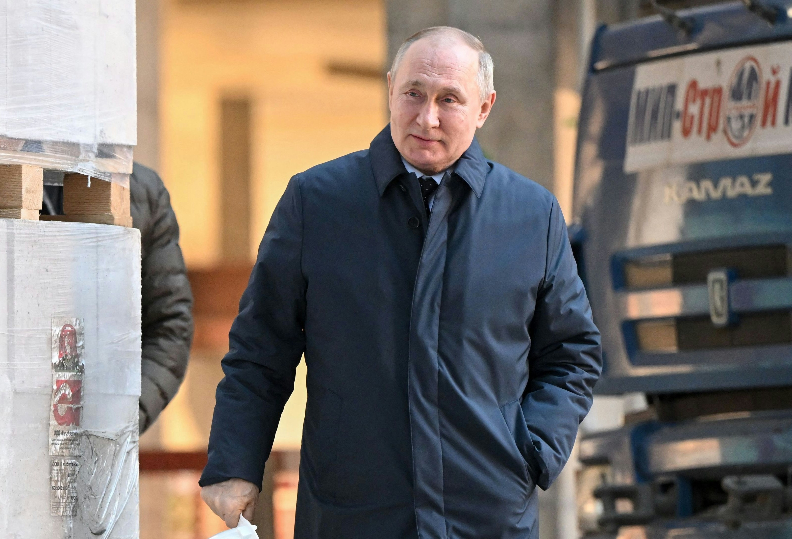 Dieses Foto soll den russischen Präsidenten bei einem Besuch der russischen Raumfahrtagentur in Moskau am Sonntag zeigen