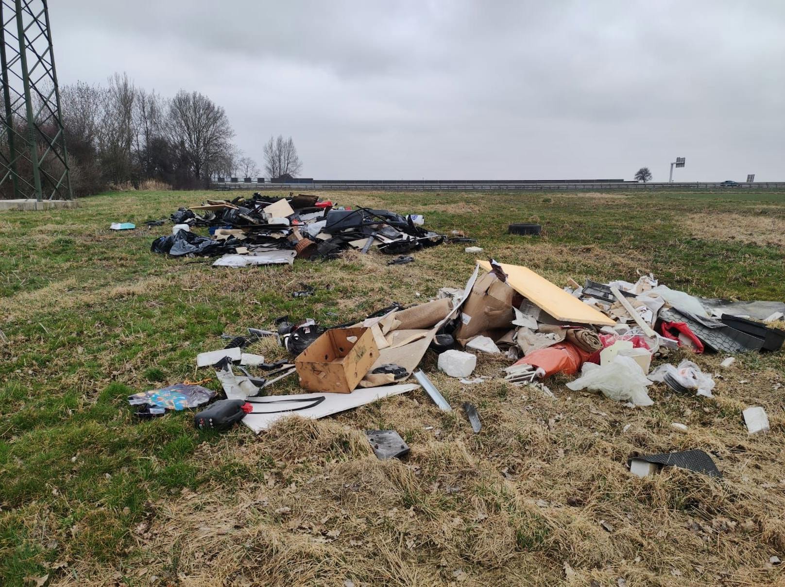 Unbekannte entsorgte ihren Müll auf einem Acker in St. Pölten-Land.