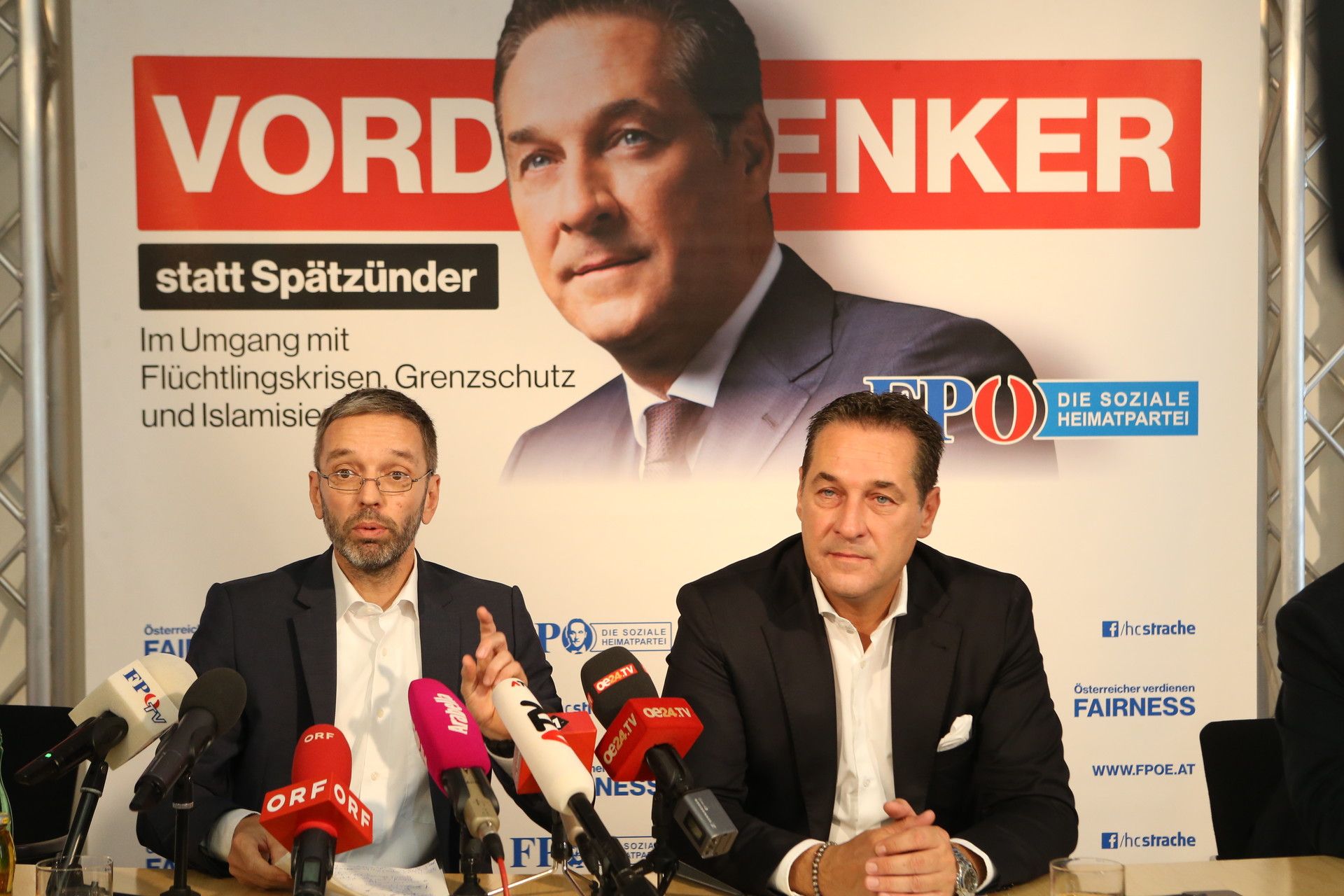 Bessere Zeiten? Die ehemaligen FPÖ-Kameraden zeigen sich heute nicht mehr so freundlich miteinander.