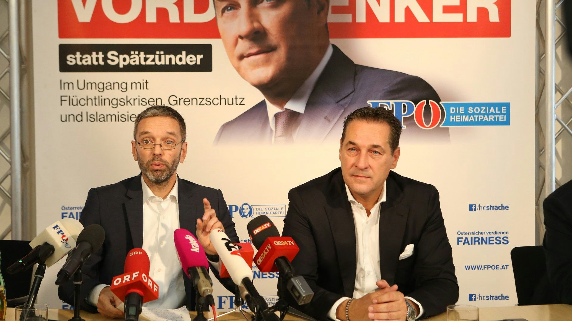 Bessere Zeiten? Die ehemaligen FPÖ-Kameraden zeigen sich heute nicht mehr so freundlich miteinander.