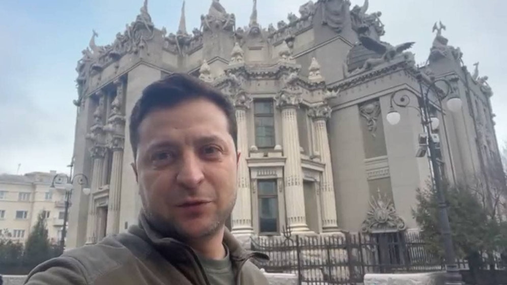 Anstatt sich selbst in Sicherheit zu bringen, bleibt der ukrainische Präsident Wolodymyr Selenski in Kiew.