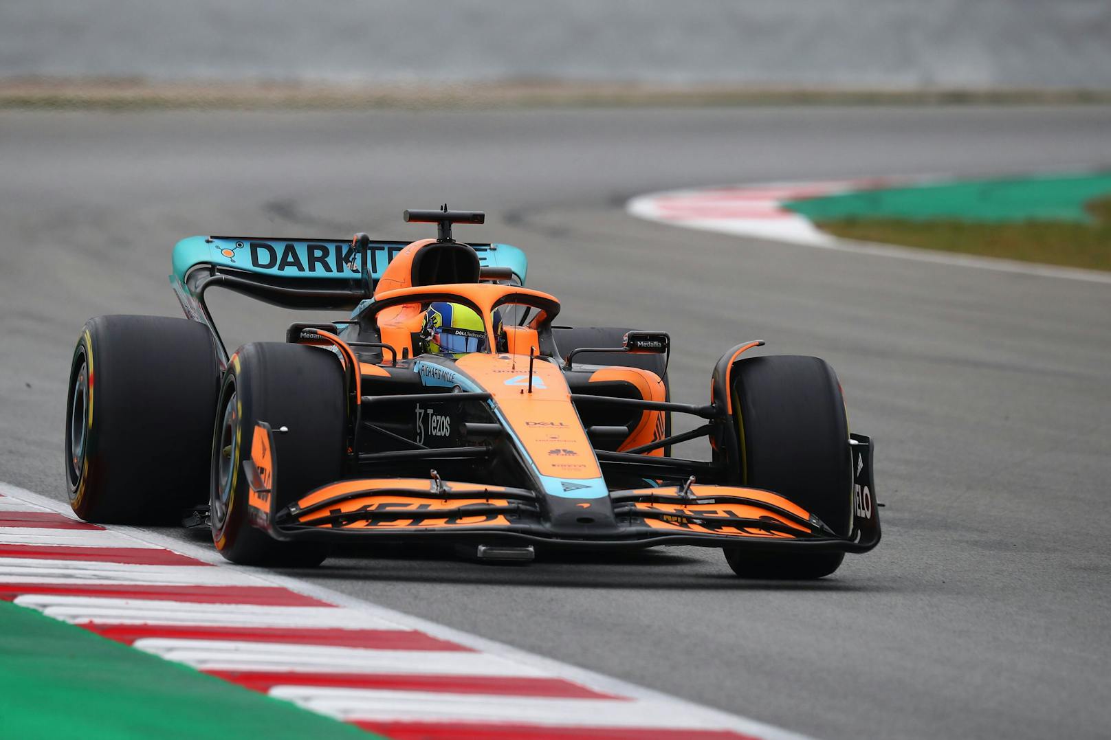 Die McLaren-Stars Lando Norris und Daniel Ricciardo fahren in Papaya-Babyblau