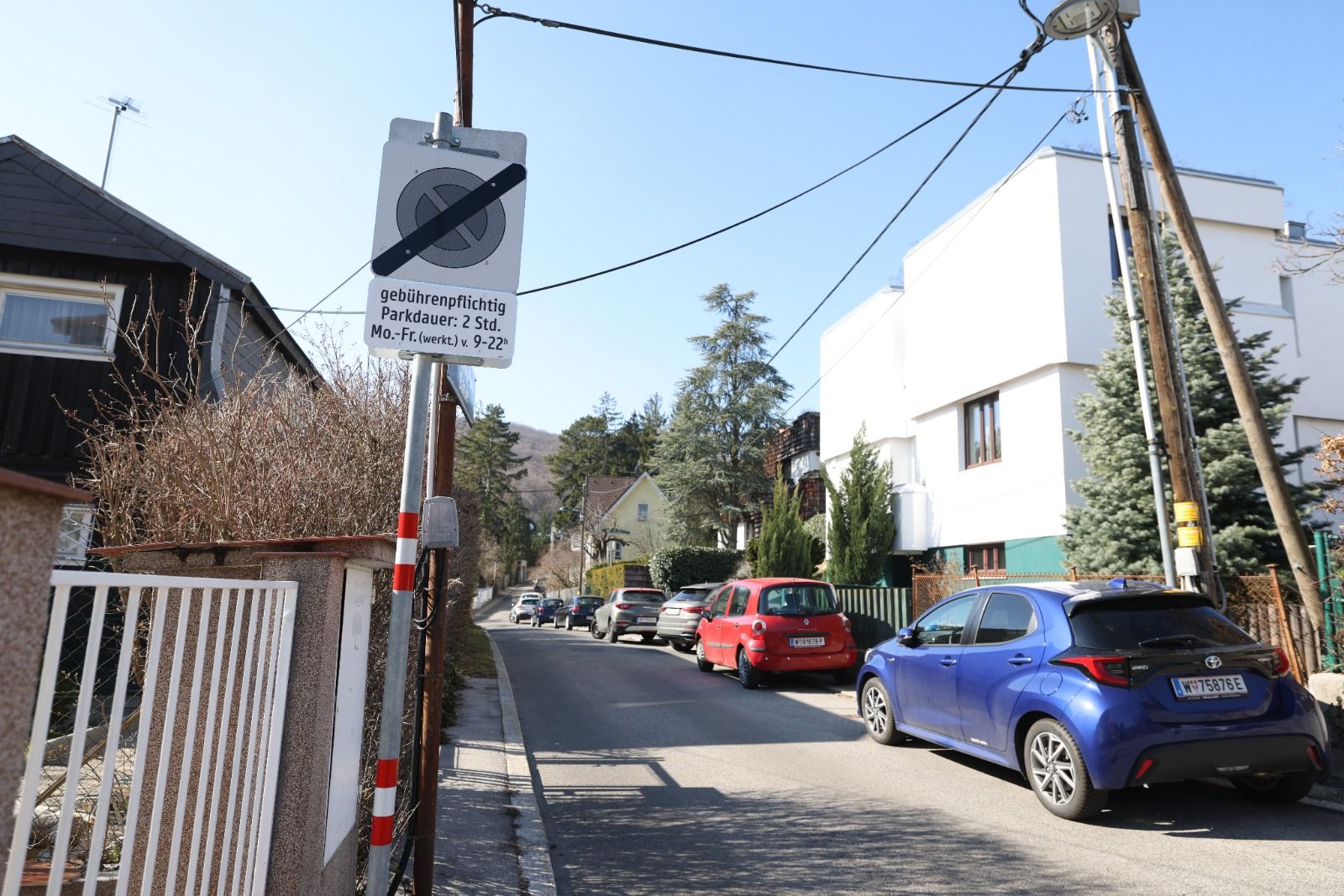 Das Gebiet des Oberen Heuberg in Hernals ist von der Parkpickerl-Regelung ausgenommen. Ein Auto reiht sich hier an das nächste.
