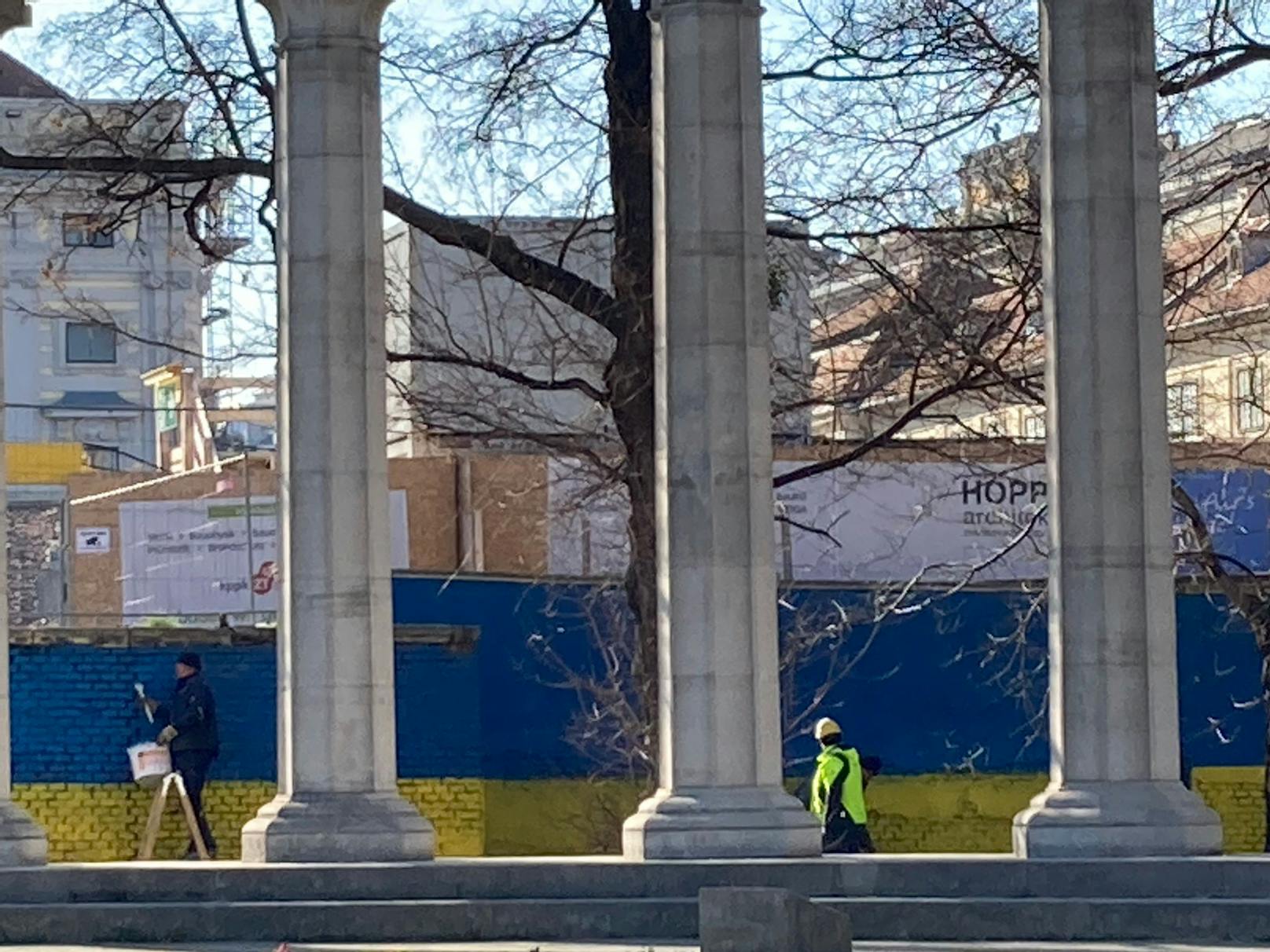 Ukraine-Flagge hinter Russendenkmal 