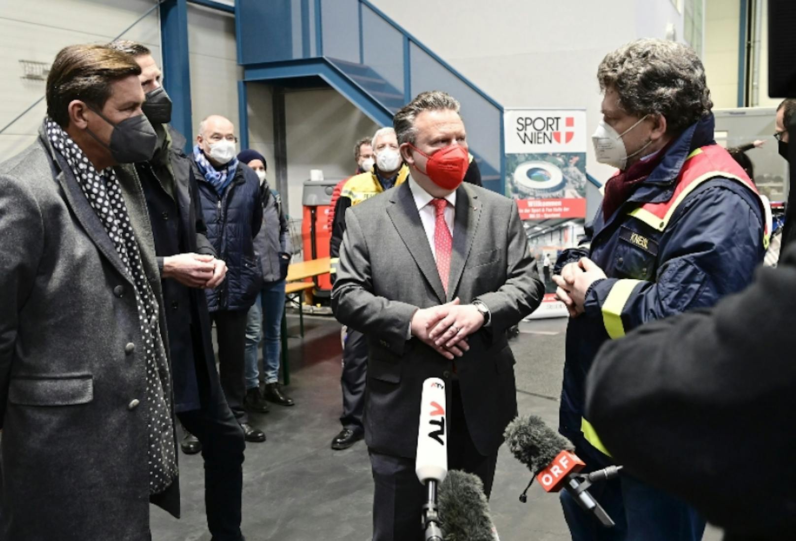 Bürgermeister Michael Luwig und Stadtrat Peter Hanke besuchten das Ankunftszentrum in der Leopoldstadt.