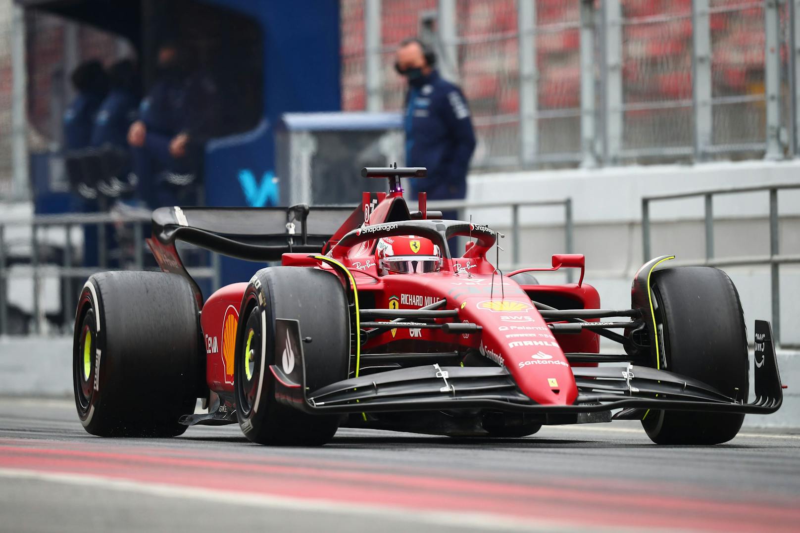 Das ist die "Rote Ferrari-Göttin" von Charles Leclerc und Carlos Sainz