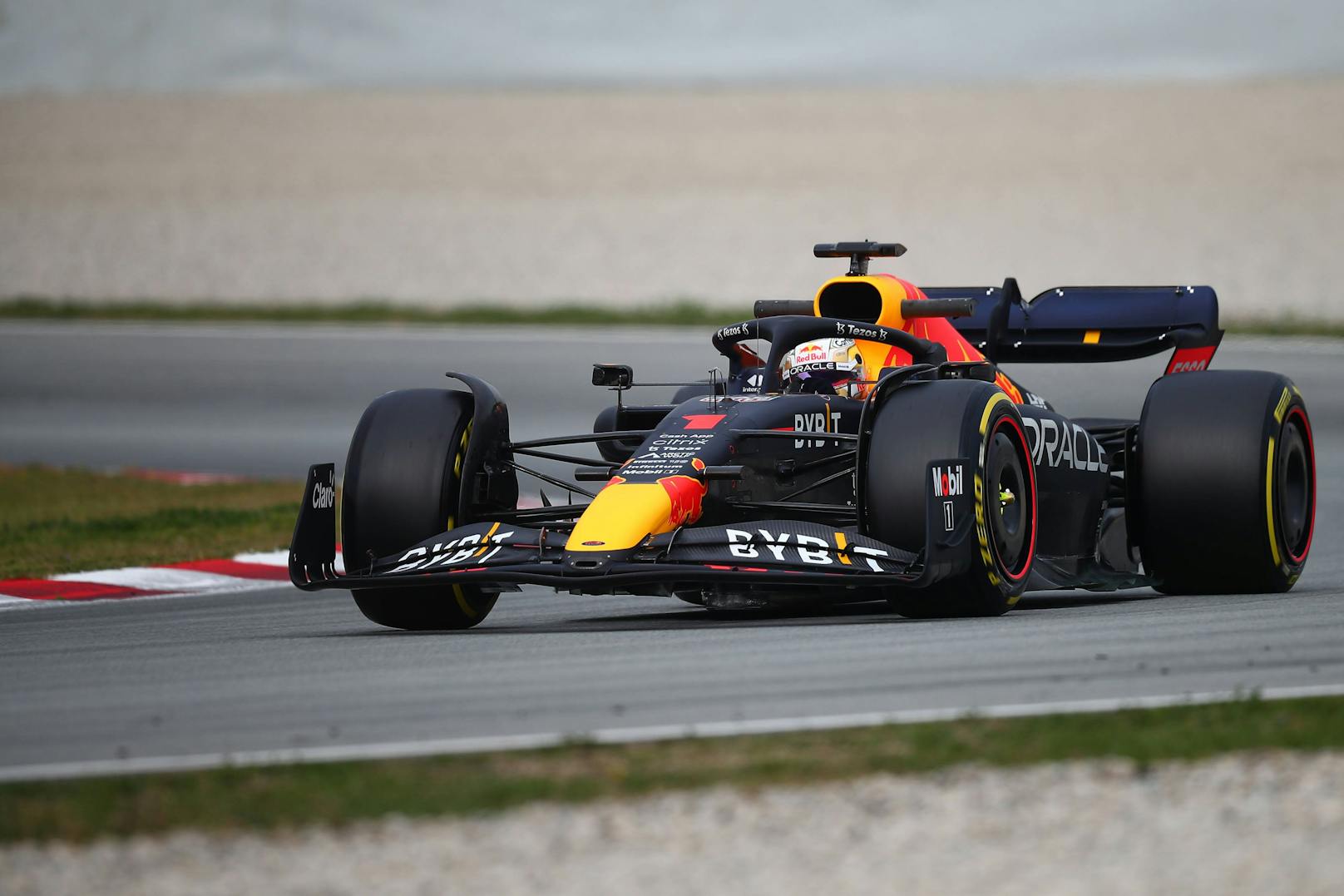 Weltmeister Max Verstappen und Sergio Perez im klassischen Red-Bull-Design