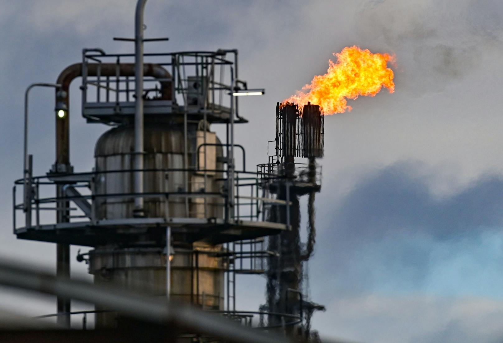 Überschüssiges Gas wird in einer Ölraffinerie abgebrannt. (Symbolbild)