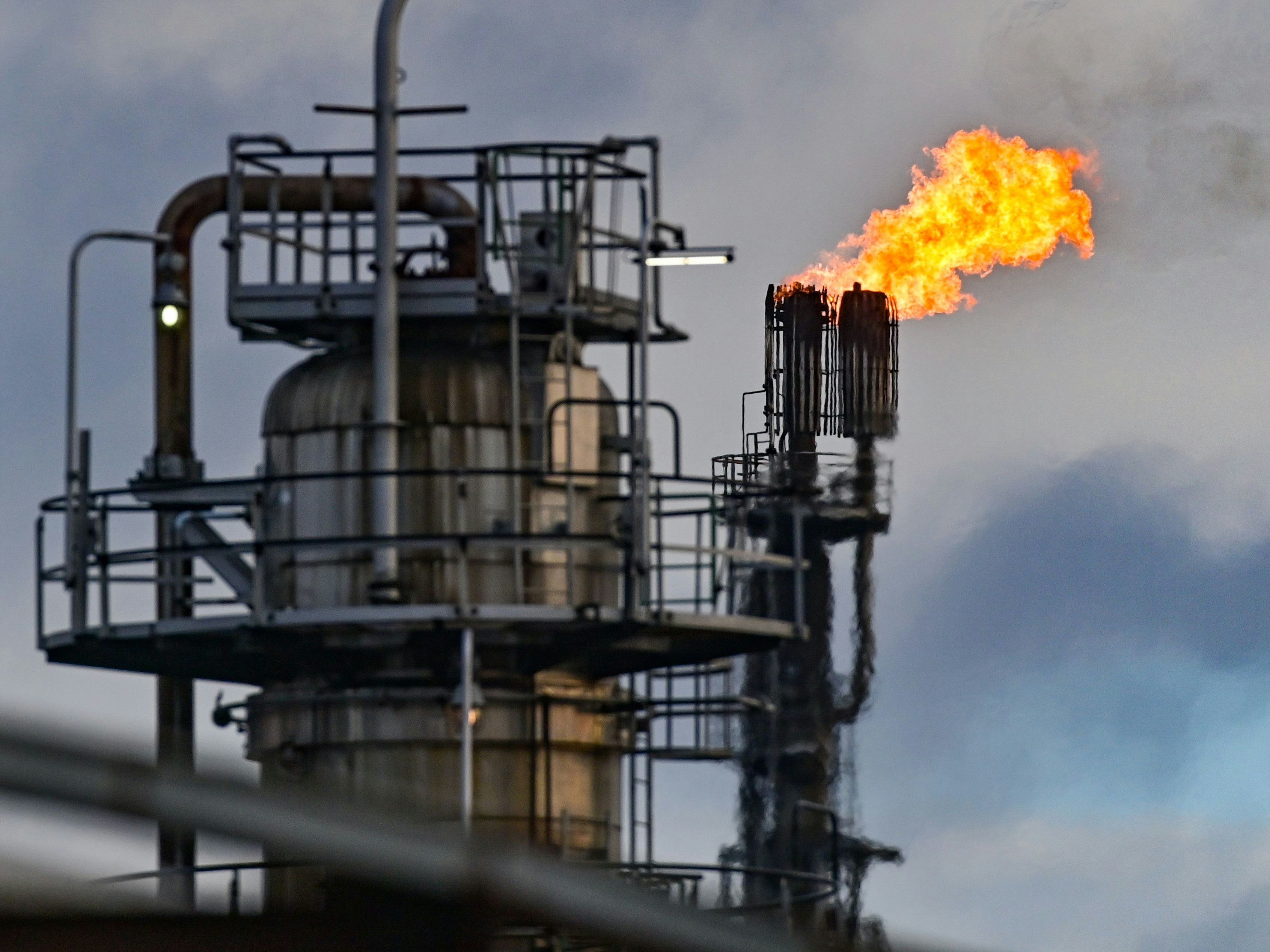 Überschüssiges Gas wird in einer Ölraffinerie abgebrannt. (Symbolbild)