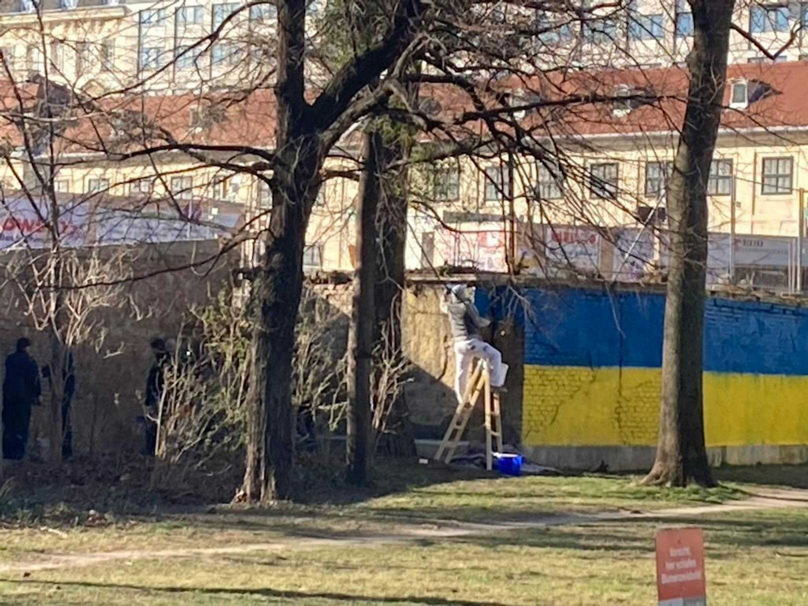Ukraine-Flagge hinter Russendenkmal