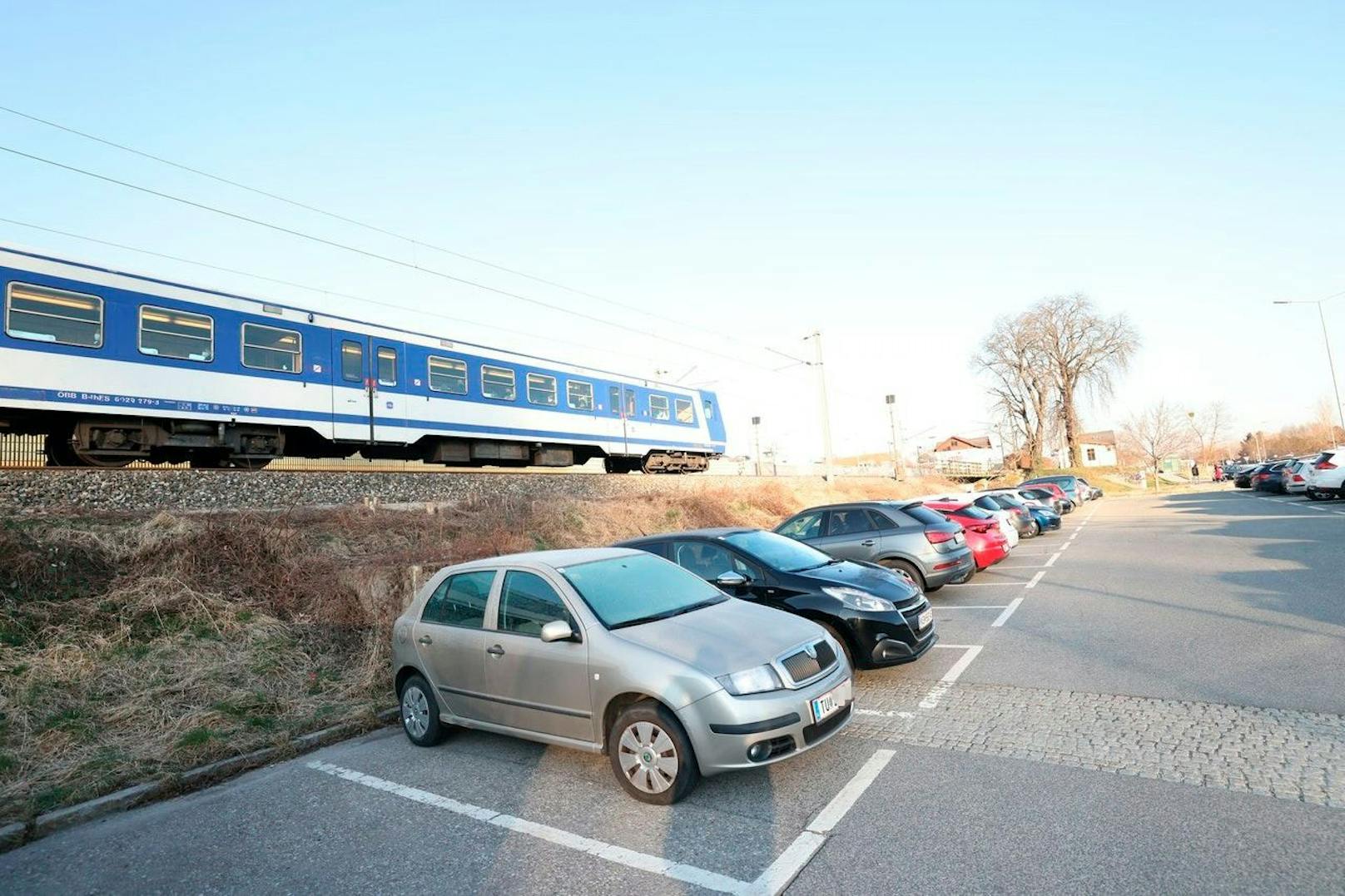 Ein Auto neben dem anderen am Bahnhof Klosterneuburg. Wer hier einen Parkplatz sucht, muss Geduld mitbringen.