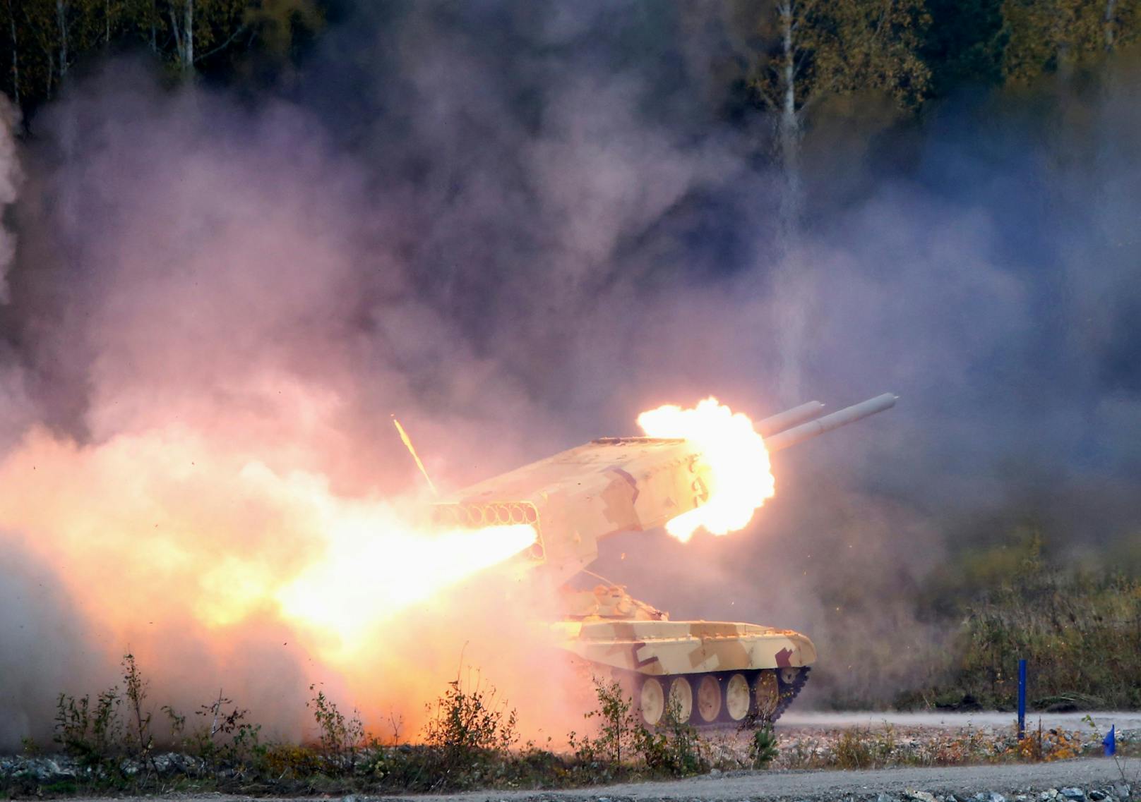 Putin fährt im Ukraine-Krieg jetzt auch seine Höllenfeuer-Waffe "TOS-1 Buratino" auf. Im Bild der Mehrfachraketenwerfer während einer Demonstration 2013.