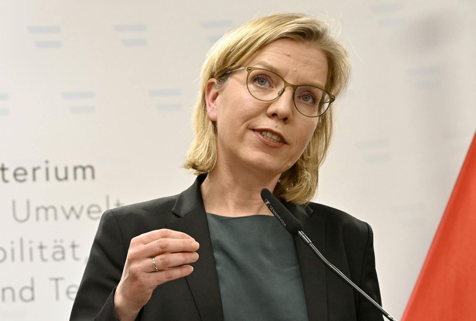 Klimaschutzministerin Leonore Gewessler (Grüne) bei ihrem Pressestatement nach der Sitzung des Energielenkungsbeirats am 1. März 2022 in Wien.